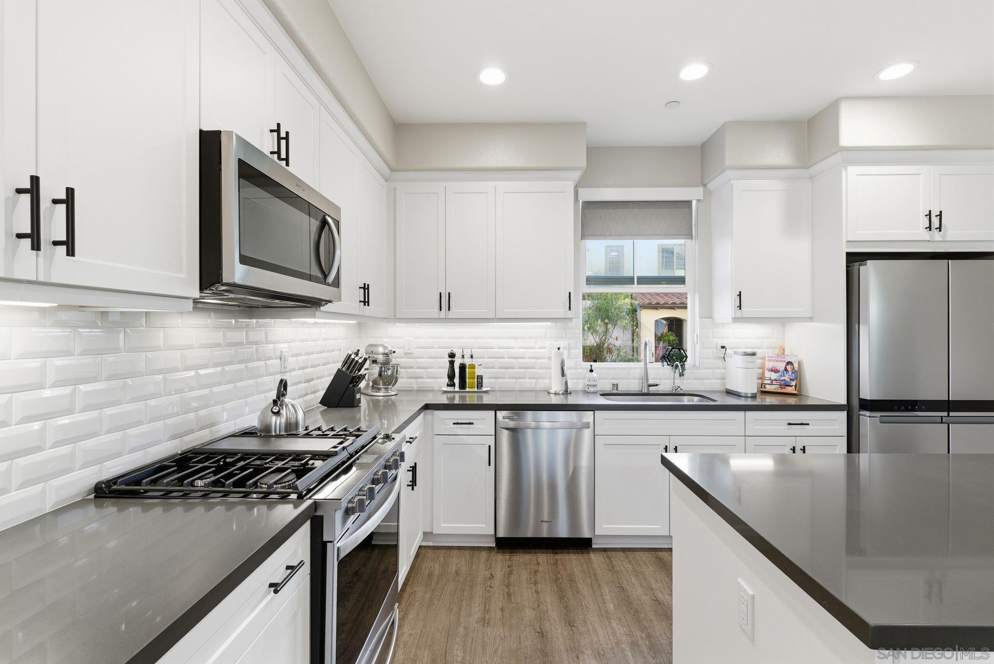 Detail Gallery Image 9 of 42 For 4382  Pacifica Way  #4,  Oceanside,  CA 92056 - 3 Beds | 3/1 Baths