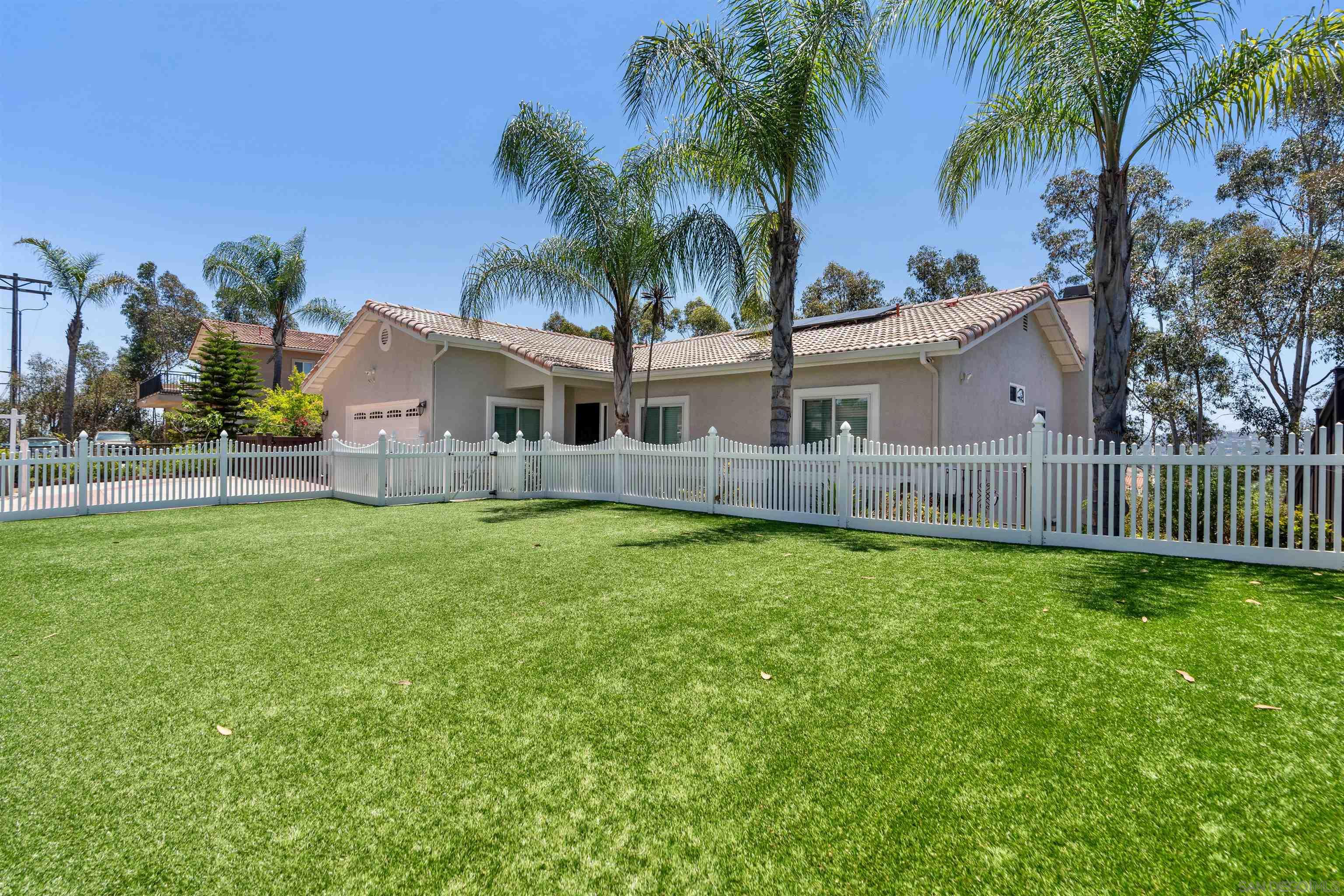 Detail Gallery Image 2 of 47 For 401 S Vine St, Escondido,  CA 92025 - 5 Beds | 3/1 Baths