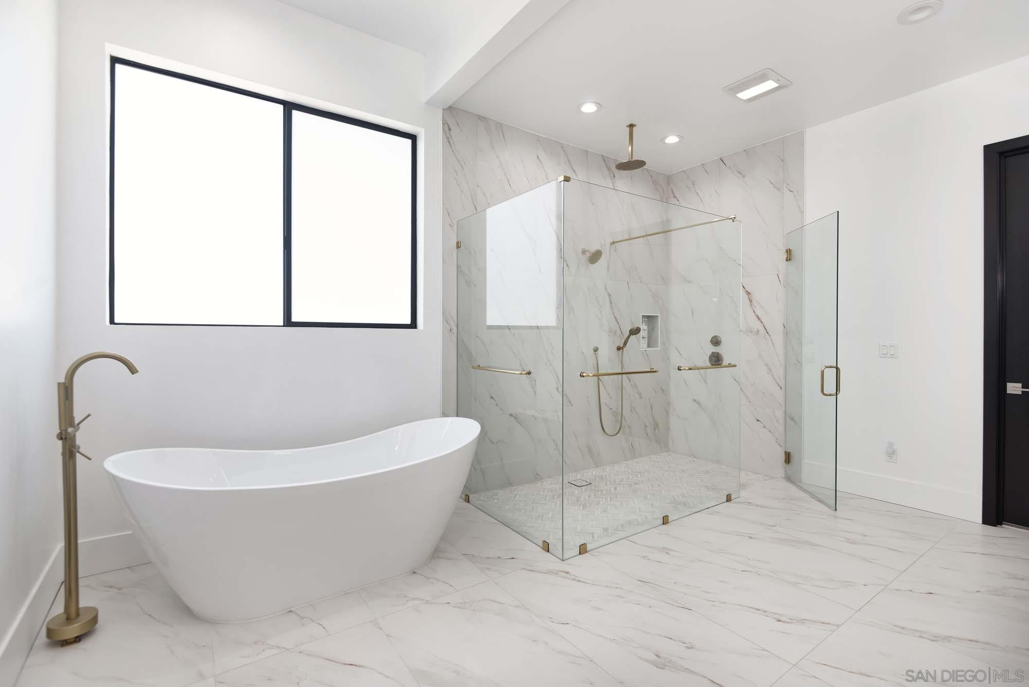 Detail Gallery Image 13 of 27 For 1168  Muirlands Vista Way, San Diego,  CA 92109 - 5 Beds | 5/1 Baths