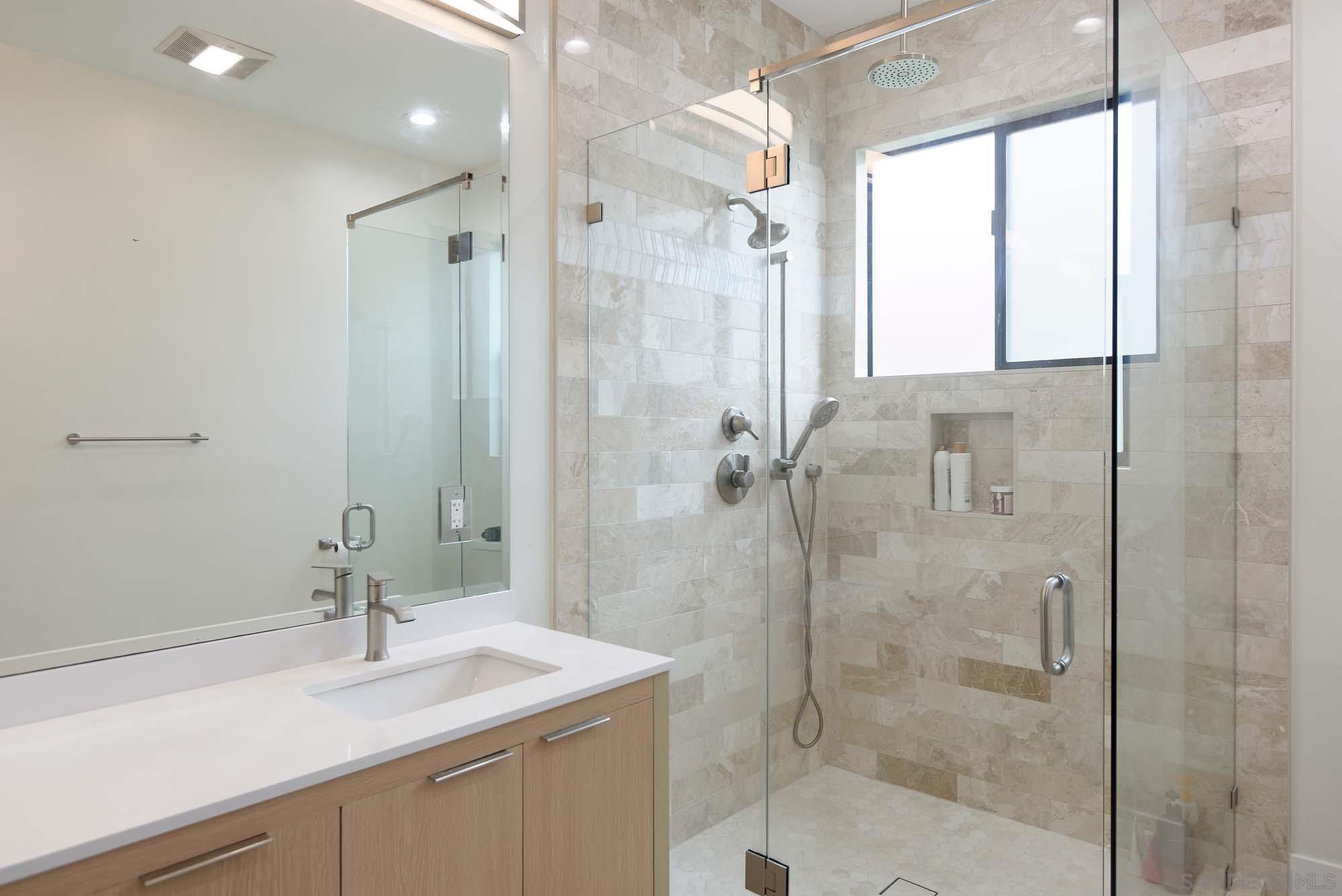 Detail Gallery Image 16 of 27 For 1168  Muirlands Vista Way, San Diego,  CA 92109 - 5 Beds | 5/1 Baths