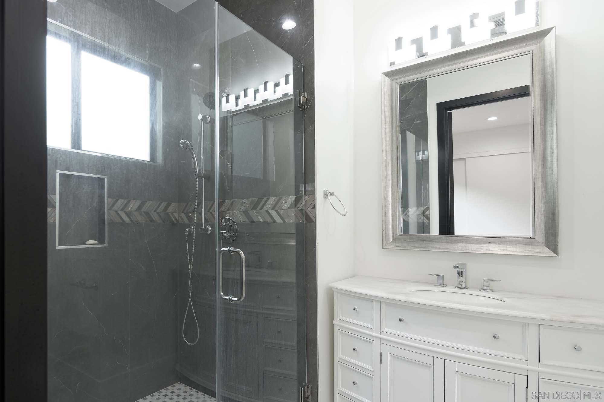 Detail Gallery Image 20 of 27 For 1168  Muirlands Vista Way, San Diego,  CA 92109 - 5 Beds | 5/1 Baths