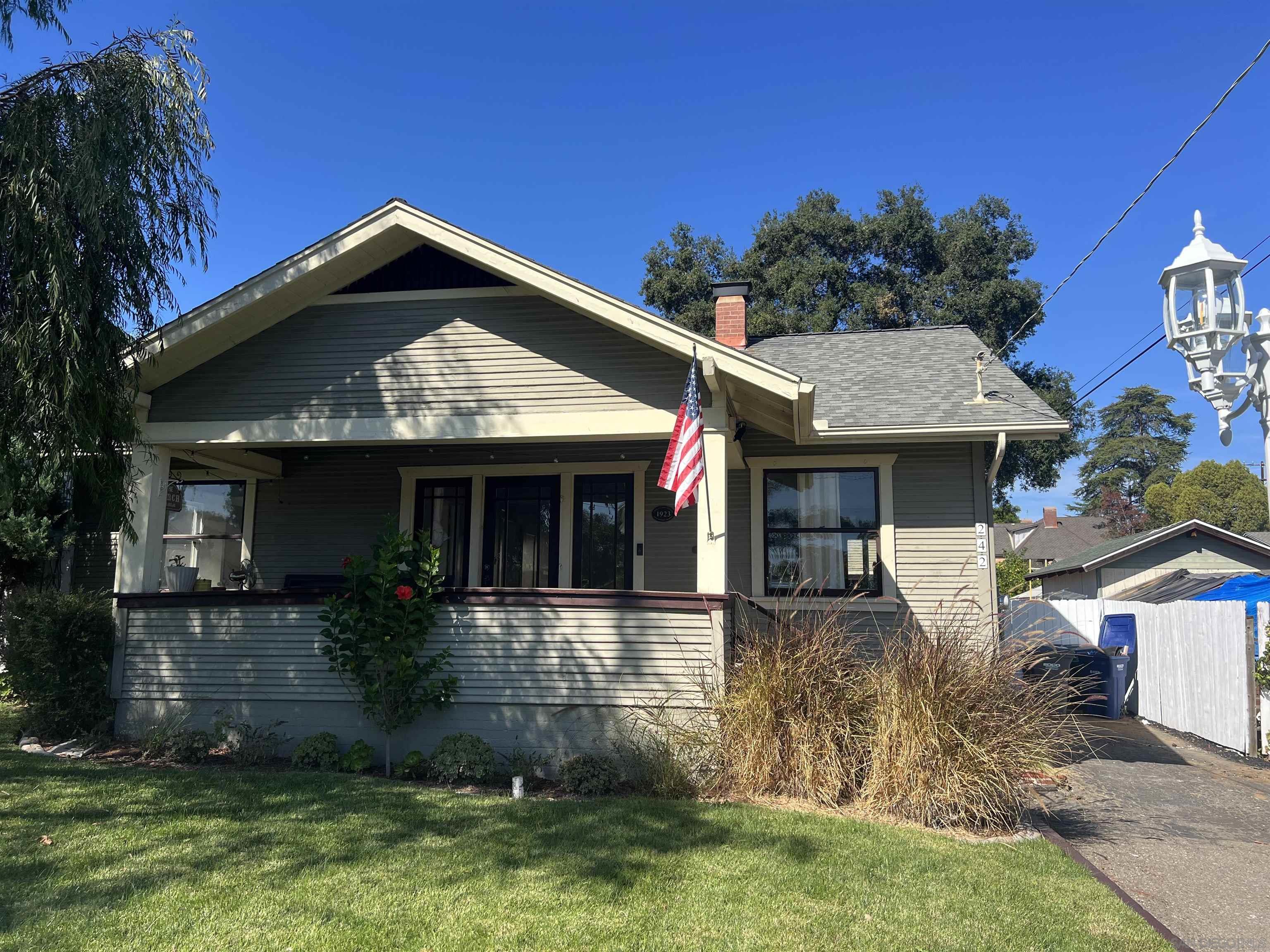 Detail Gallery Image 2 of 23 For 242 E 9th Ave, Escondido,  CA 92025 - 4 Beds | 2 Baths
