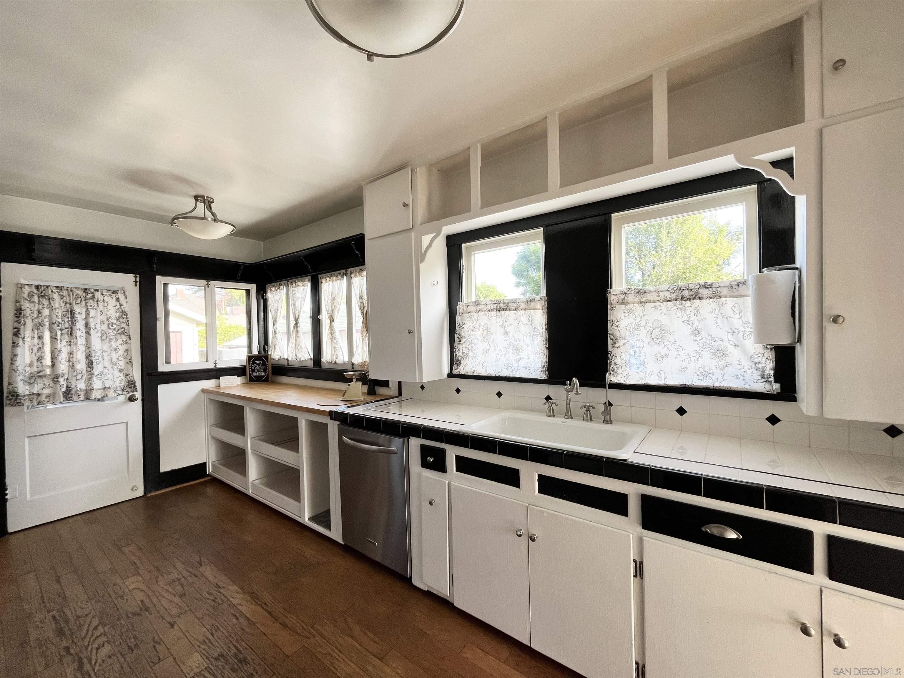 Detail Gallery Image 4 of 23 For 242 E 9th Ave, Escondido,  CA 92025 - 4 Beds | 2 Baths