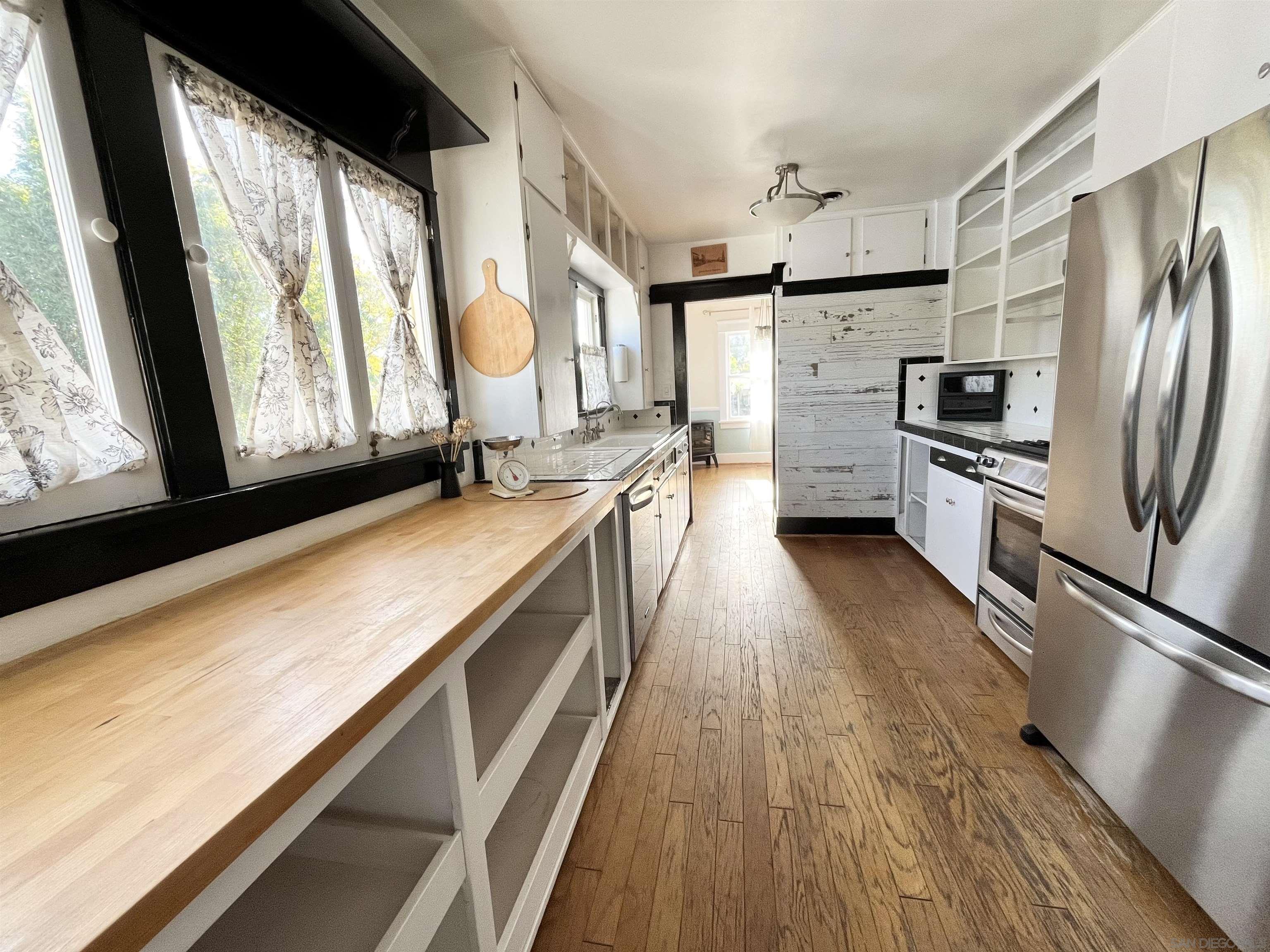 Detail Gallery Image 5 of 23 For 242 E 9th Ave, Escondido,  CA 92025 - 4 Beds | 2 Baths