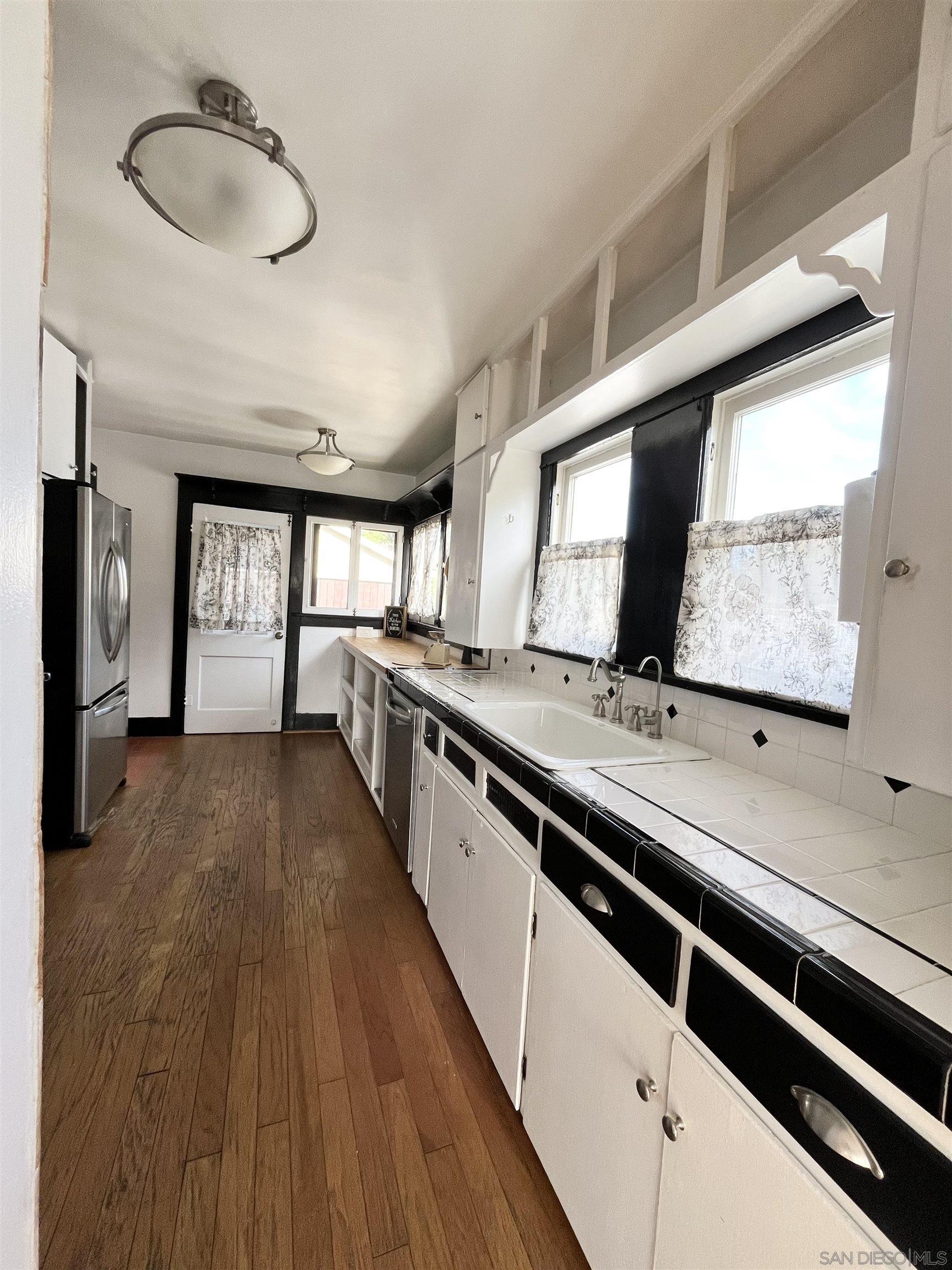 Detail Gallery Image 6 of 23 For 242 E 9th Ave, Escondido,  CA 92025 - 4 Beds | 2 Baths