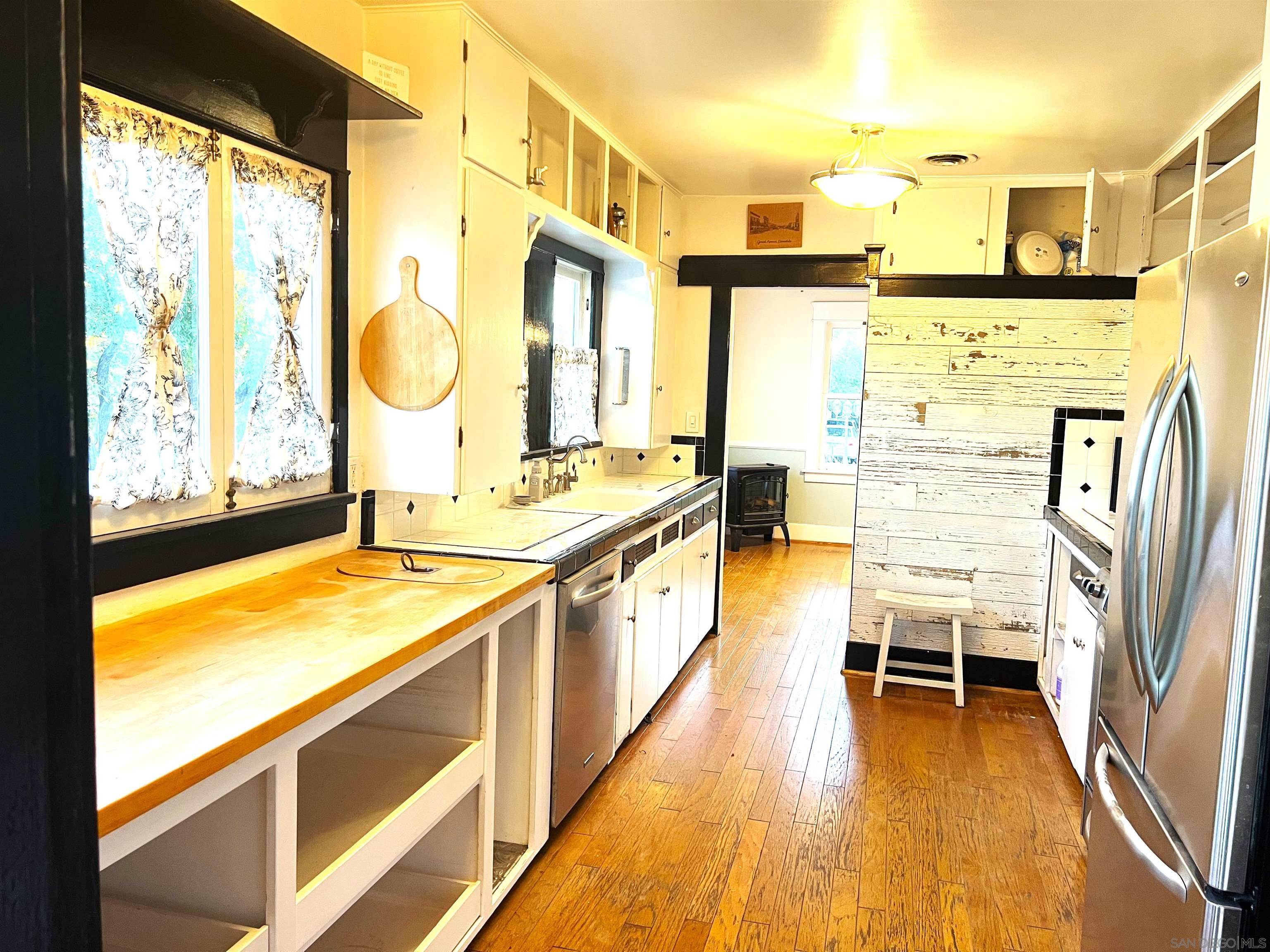 Detail Gallery Image 6 of 29 For 242 E 9th Ave, Escondido,  CA 92025 - 4 Beds | 2 Baths