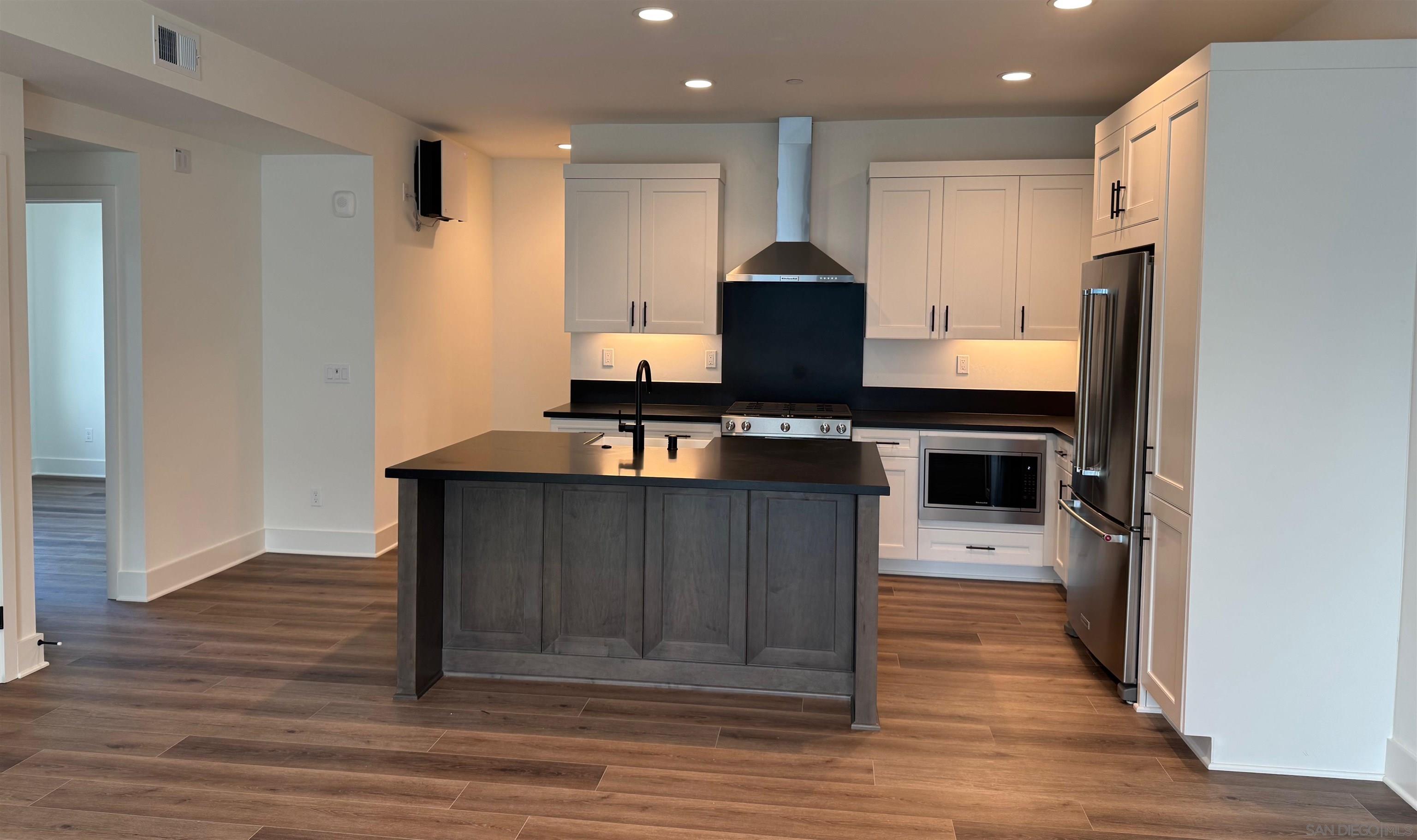 Detail Gallery Image 3 of 13 For 1107  Catania Court  205, Encinitas,  CA 92024 - 2 Beds | 2 Baths