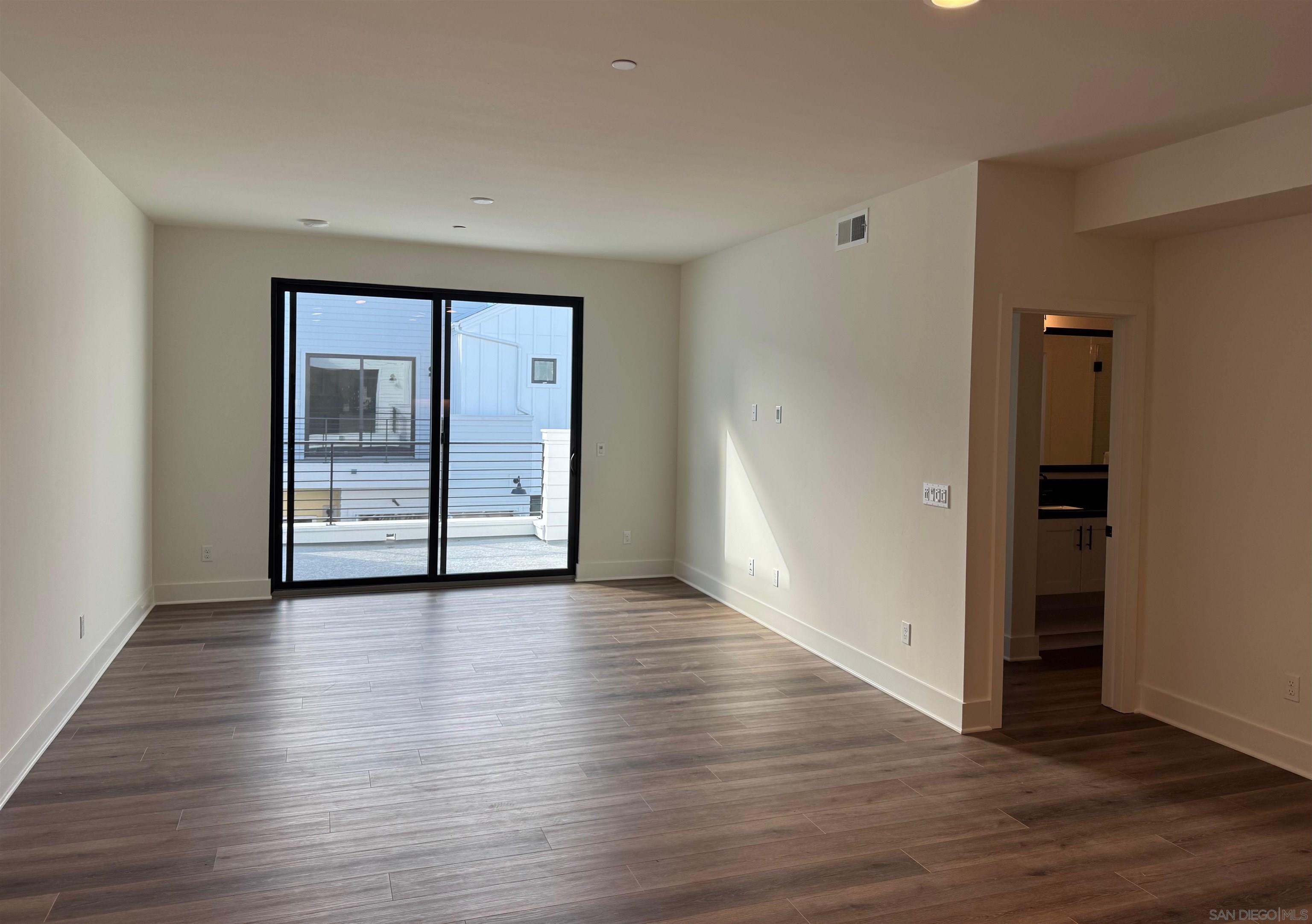 Detail Gallery Image 5 of 13 For 1107  Catania Court  205, Encinitas,  CA 92024 - 2 Beds | 2 Baths