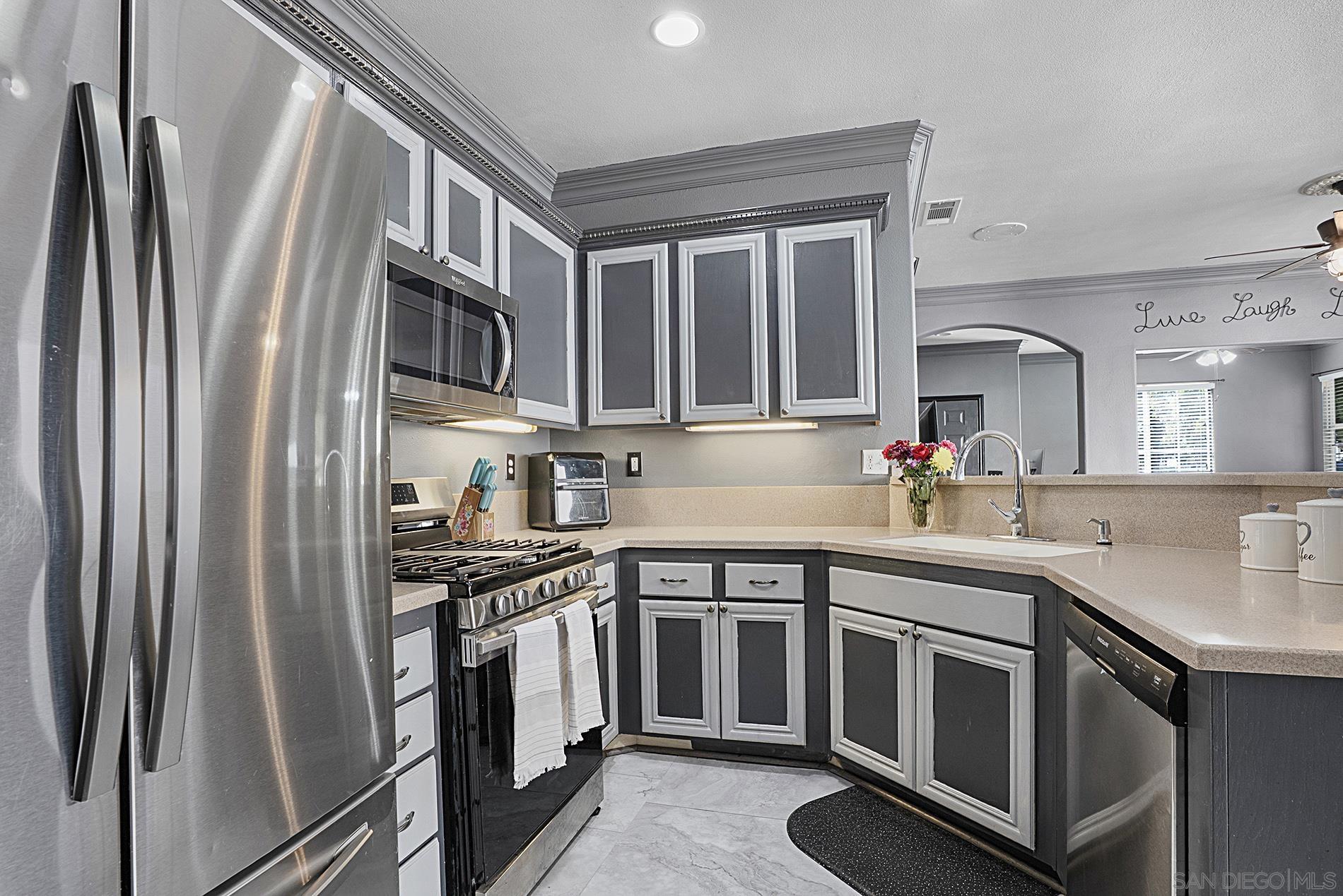 Detail Gallery Image 9 of 32 For 1411  Santa Rita E, Chula Vista,  CA 91913 - 4 Beds | 2/1 Baths