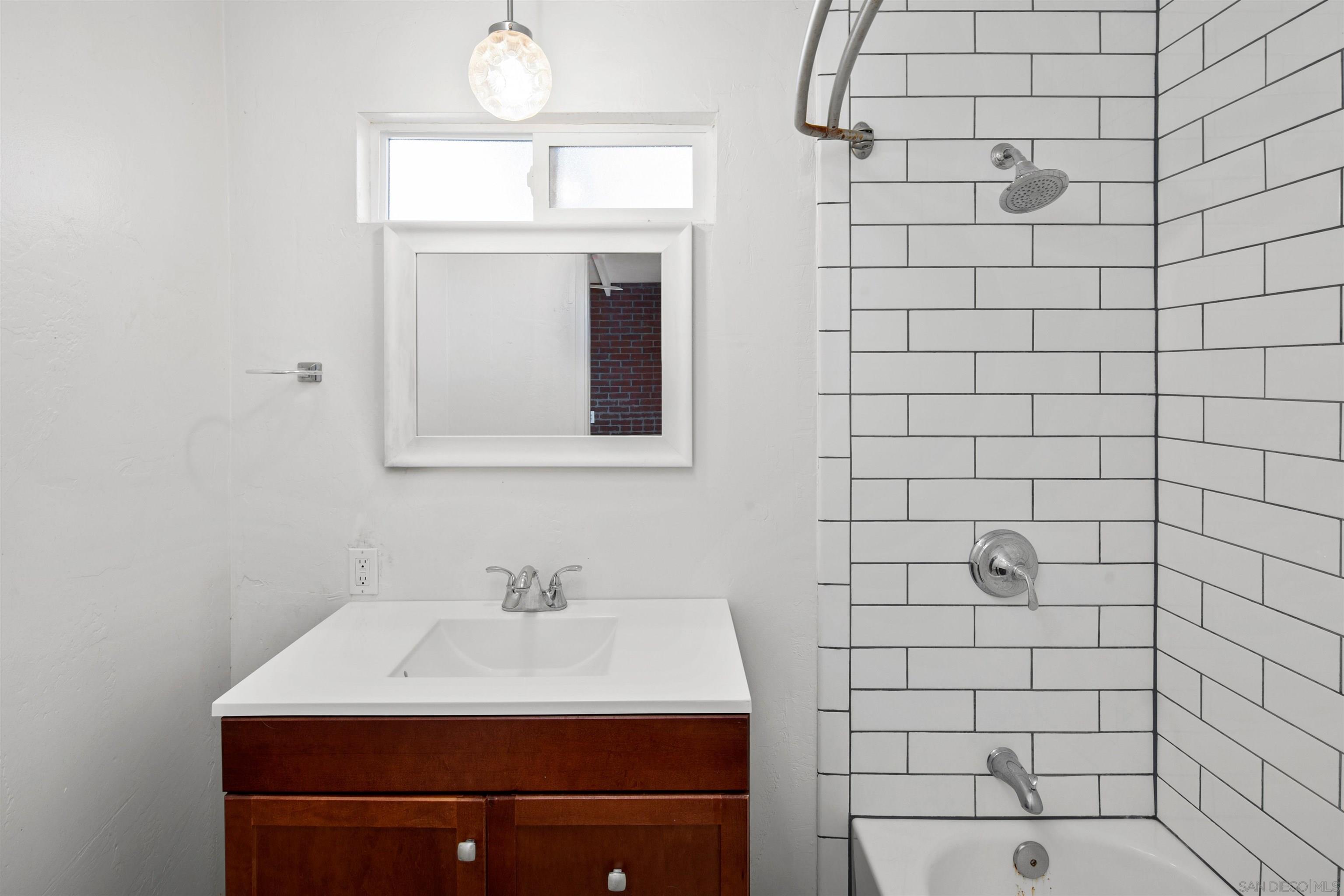 Detail Gallery Image 7 of 21 For 3914  Hawk St, San Diego,  CA 92103 - 2 Beds | 2 Baths