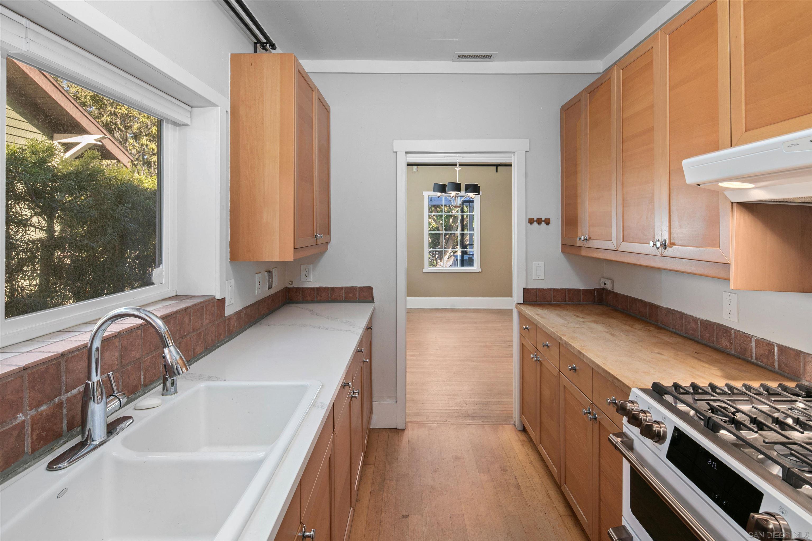 Detail Gallery Image 8 of 21 For 3914  Hawk St, San Diego,  CA 92103 - 2 Beds | 2 Baths