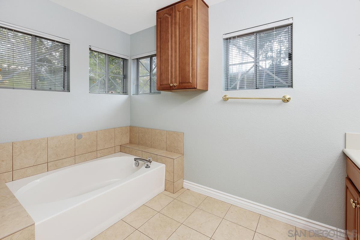 Detail Gallery Image 18 of 33 For 12368  Caminito Vibrante, San Diego,  CA 92131 - 3 Beds | 2/1 Baths