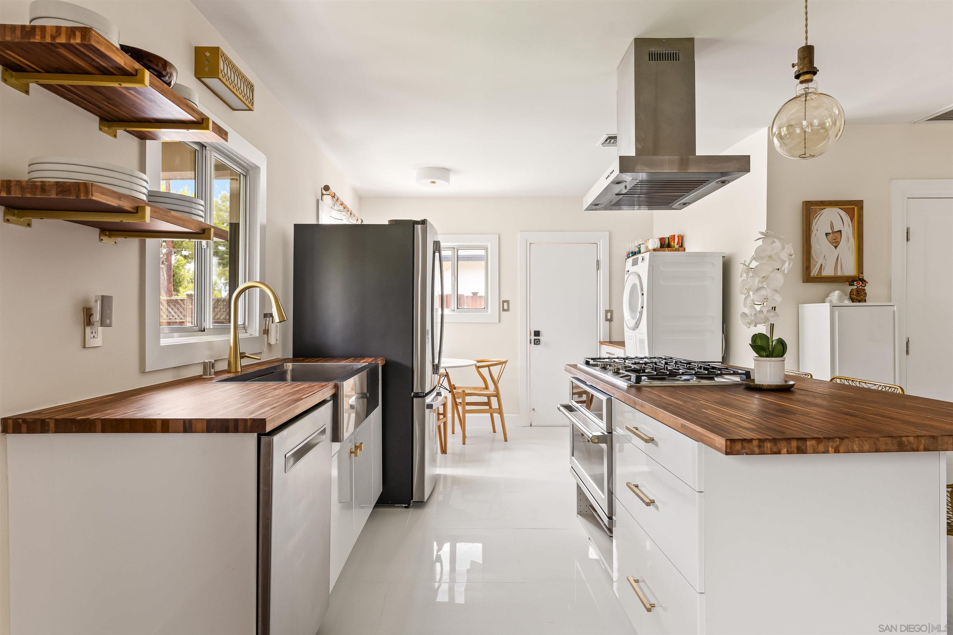 Detail Gallery Image 2 of 31 For 11202  Emelita, North Hollywood,  CA 91601 - 2 Beds | 1 Baths