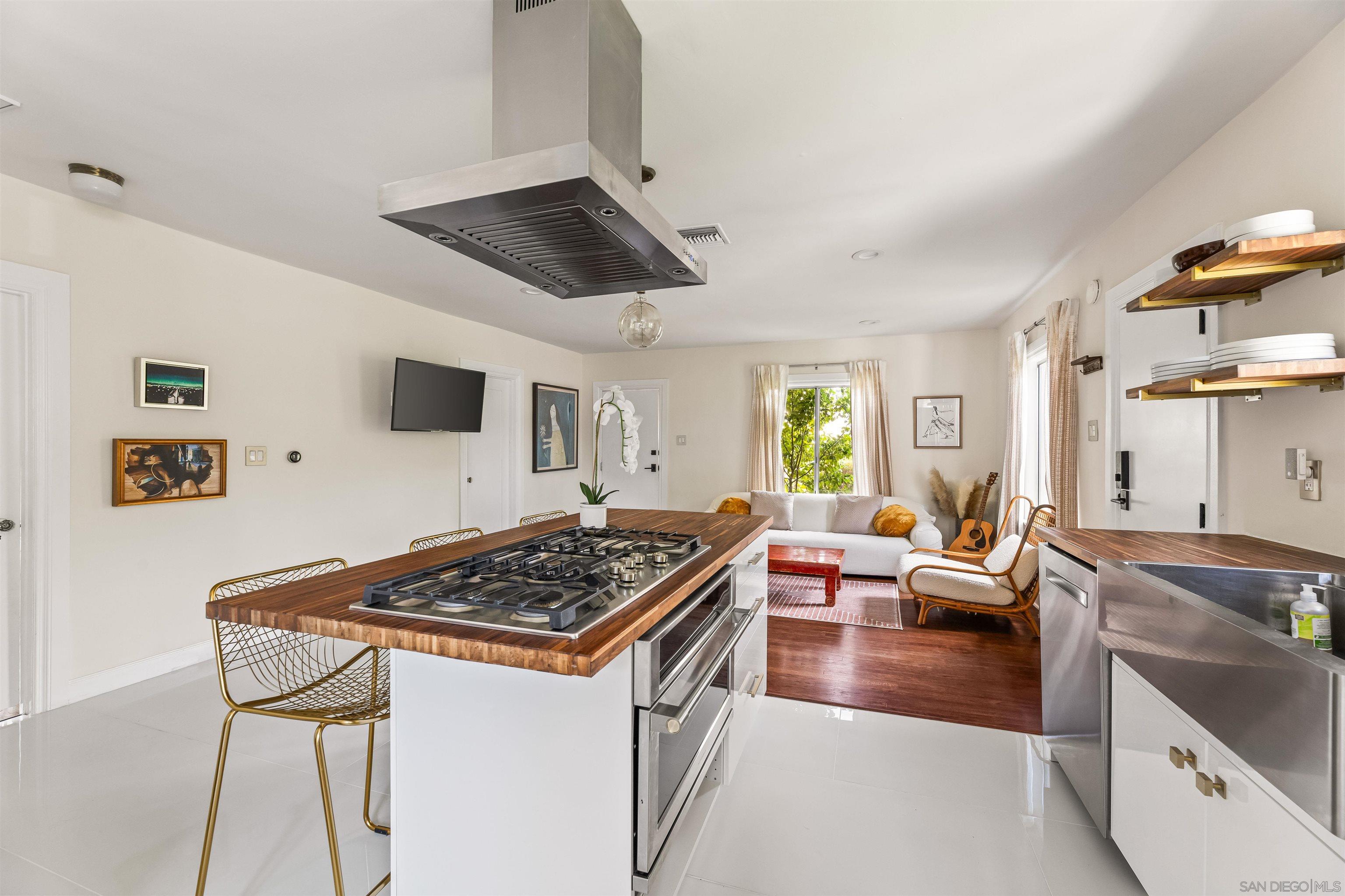 Detail Gallery Image 3 of 31 For 11202  Emelita, North Hollywood,  CA 91601 - 2 Beds | 1 Baths