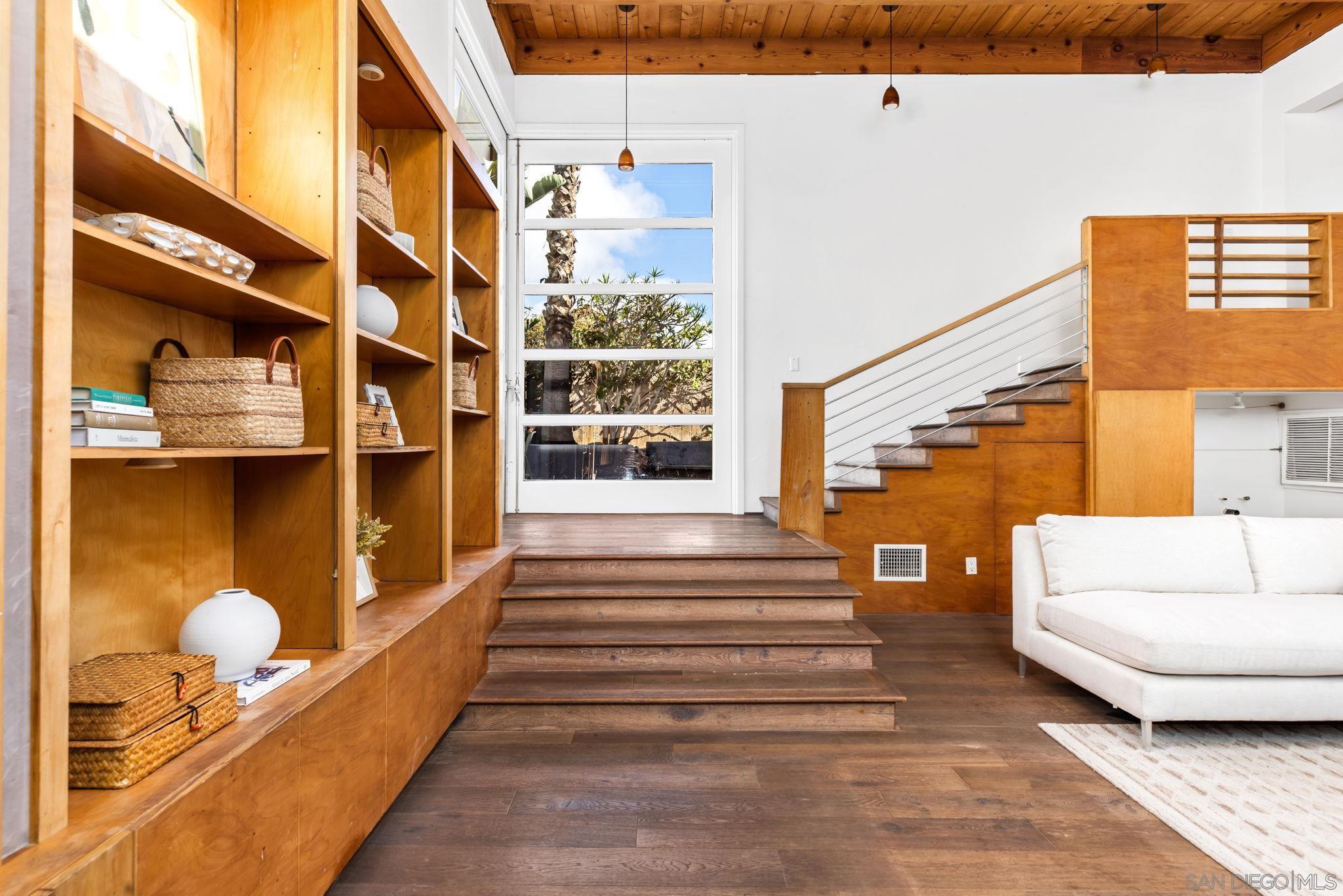 Detail Gallery Image 15 of 62 For 445  Sheffield Ave, Cardiff By The Sea,  CA 92007 - 4 Beds | 3/1 Baths