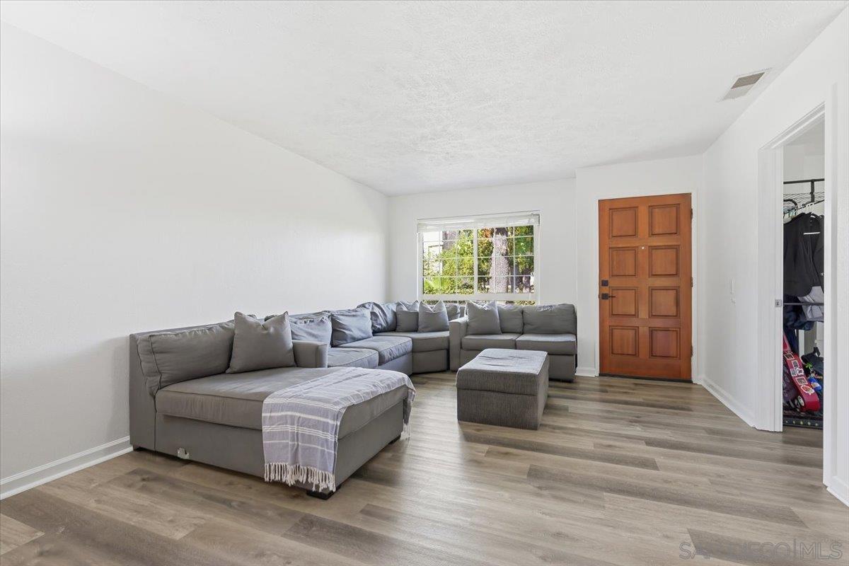 Detail Gallery Image 4 of 23 For 8825  Tamberly Way  a,  Santee,  CA 92071 - 3 Beds | 2 Baths