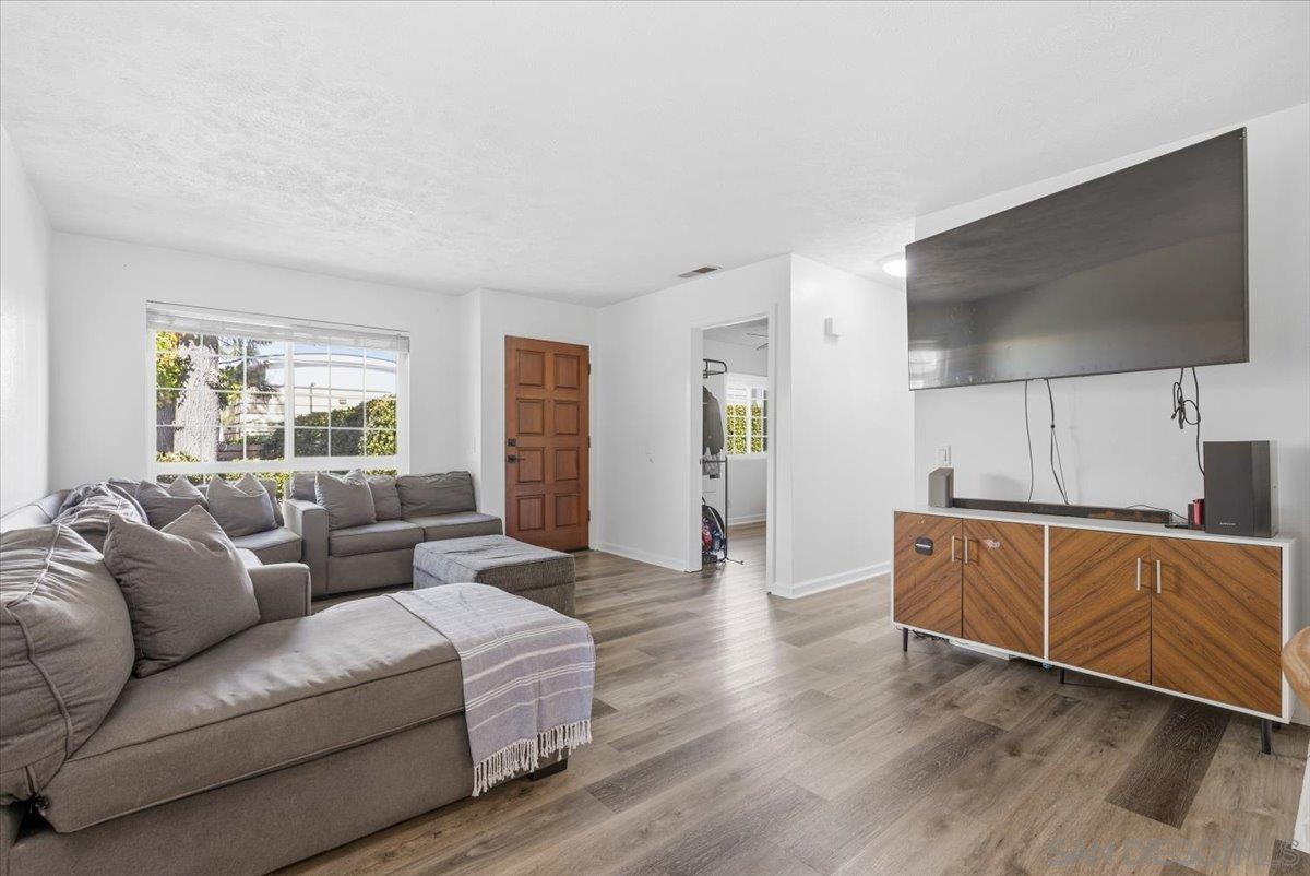 Detail Gallery Image 5 of 23 For 8825  Tamberly Way  a,  Santee,  CA 92071 - 3 Beds | 2 Baths