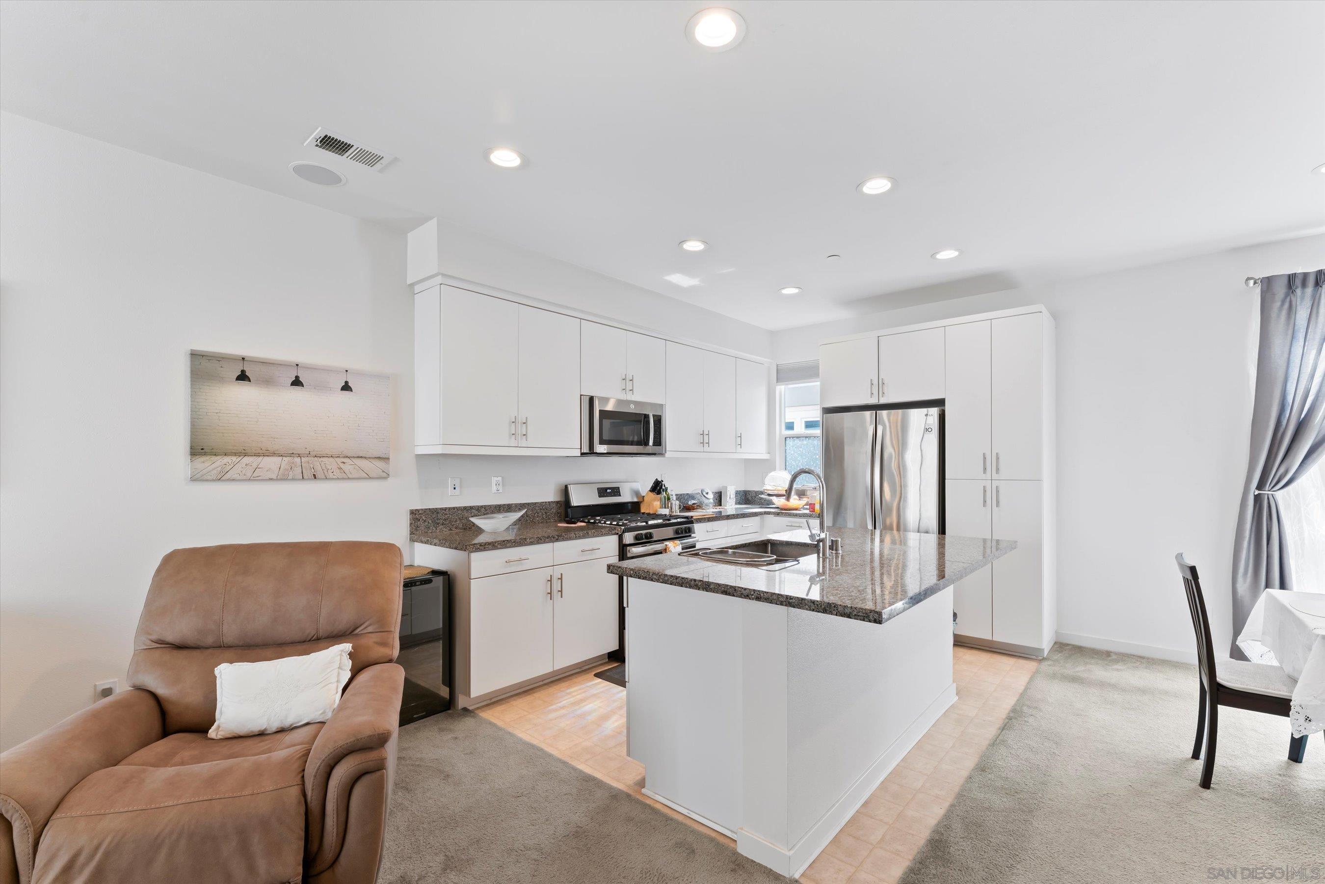 Detail Gallery Image 8 of 45 For 2275  Element Way  #4,  Chula Vista,  CA 91915 - 3 Beds | 2/1 Baths