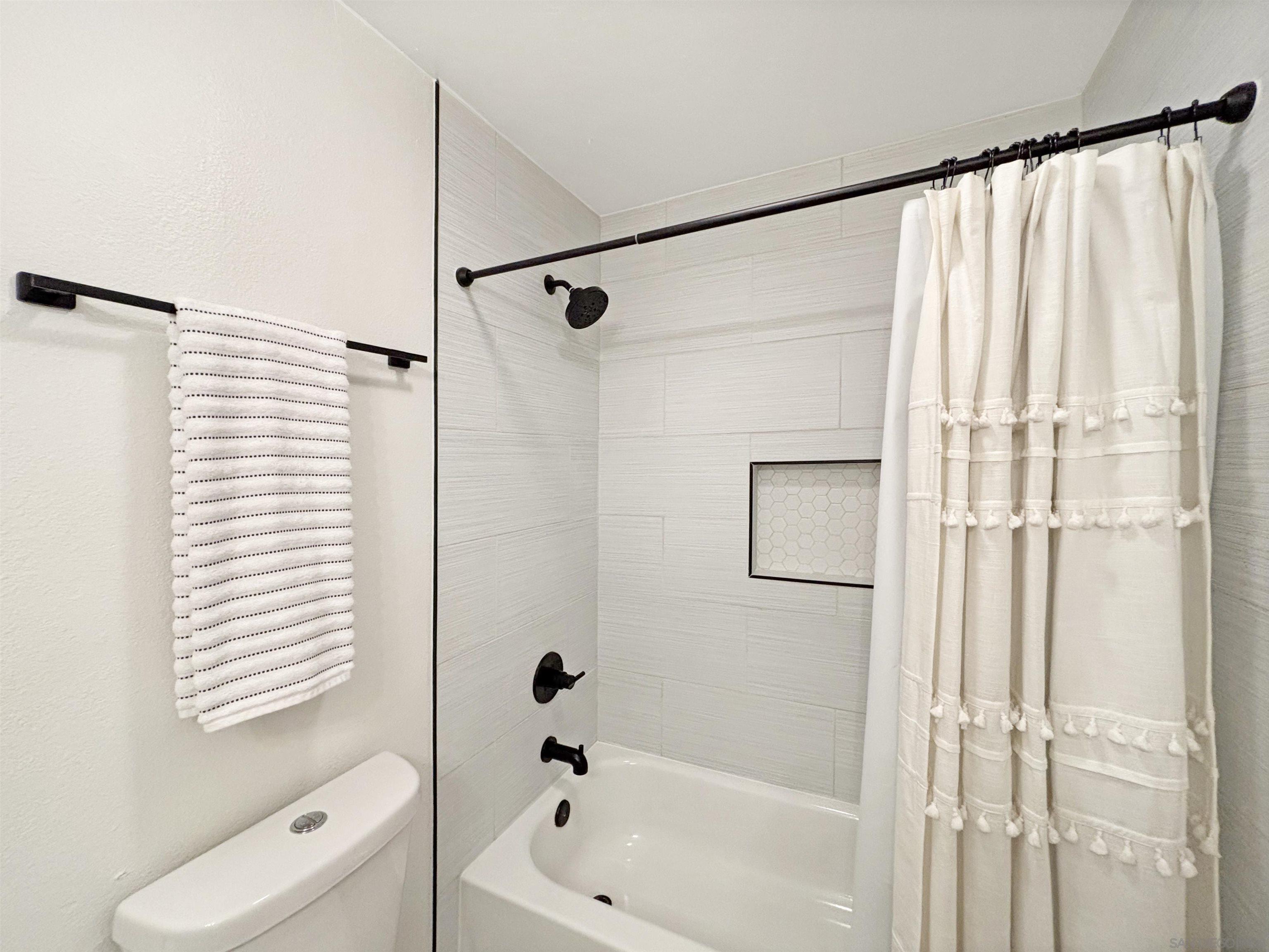 Detail Gallery Image 18 of 30 For 6865  Weller Street, San Diego,  CA 92122 - 5 Beds | 3 Baths