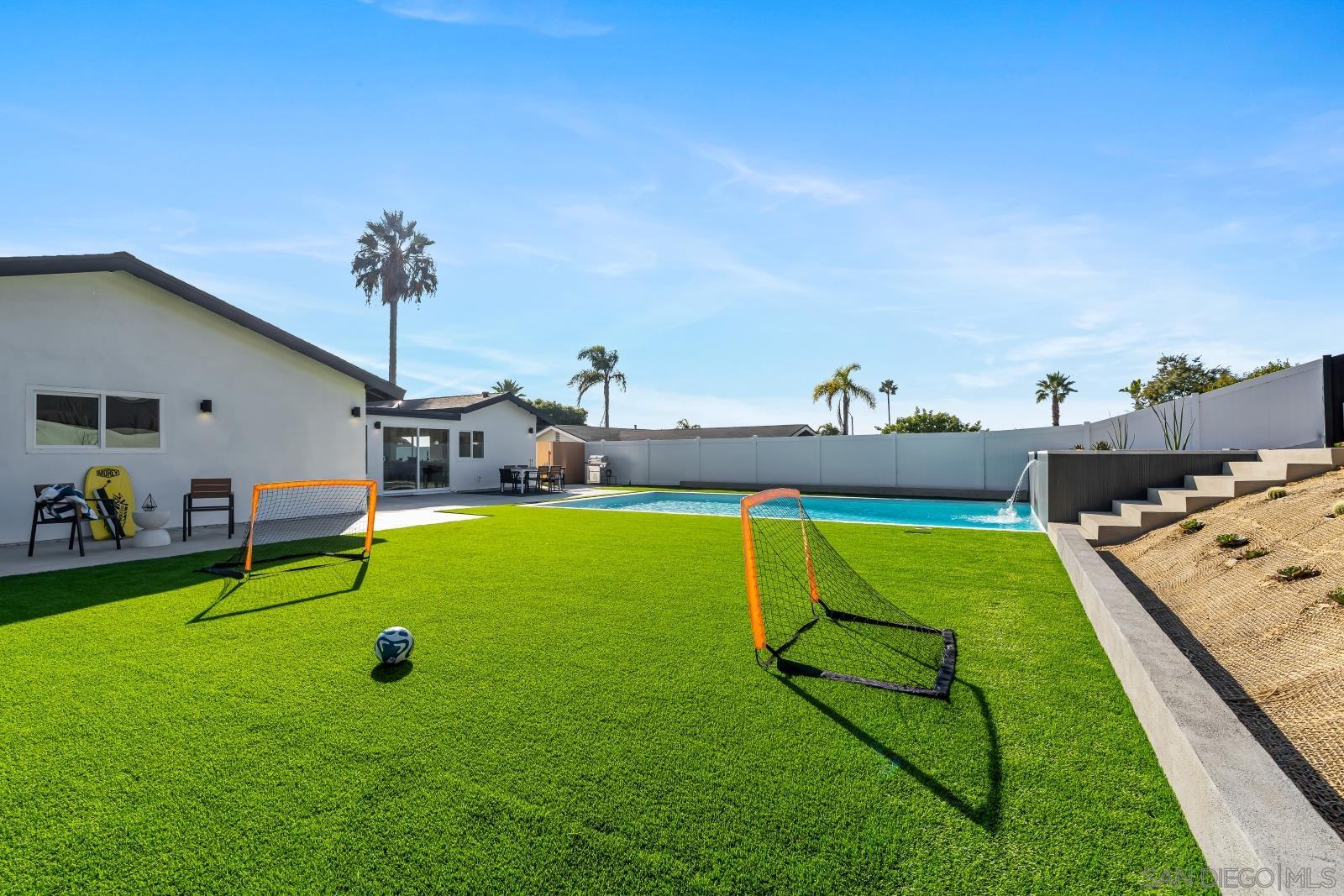 Detail Gallery Image 16 of 33 For 1110  Sea Village Dr, Cardiff By The Sea,  CA 92007 - 5 Beds | 3 Baths