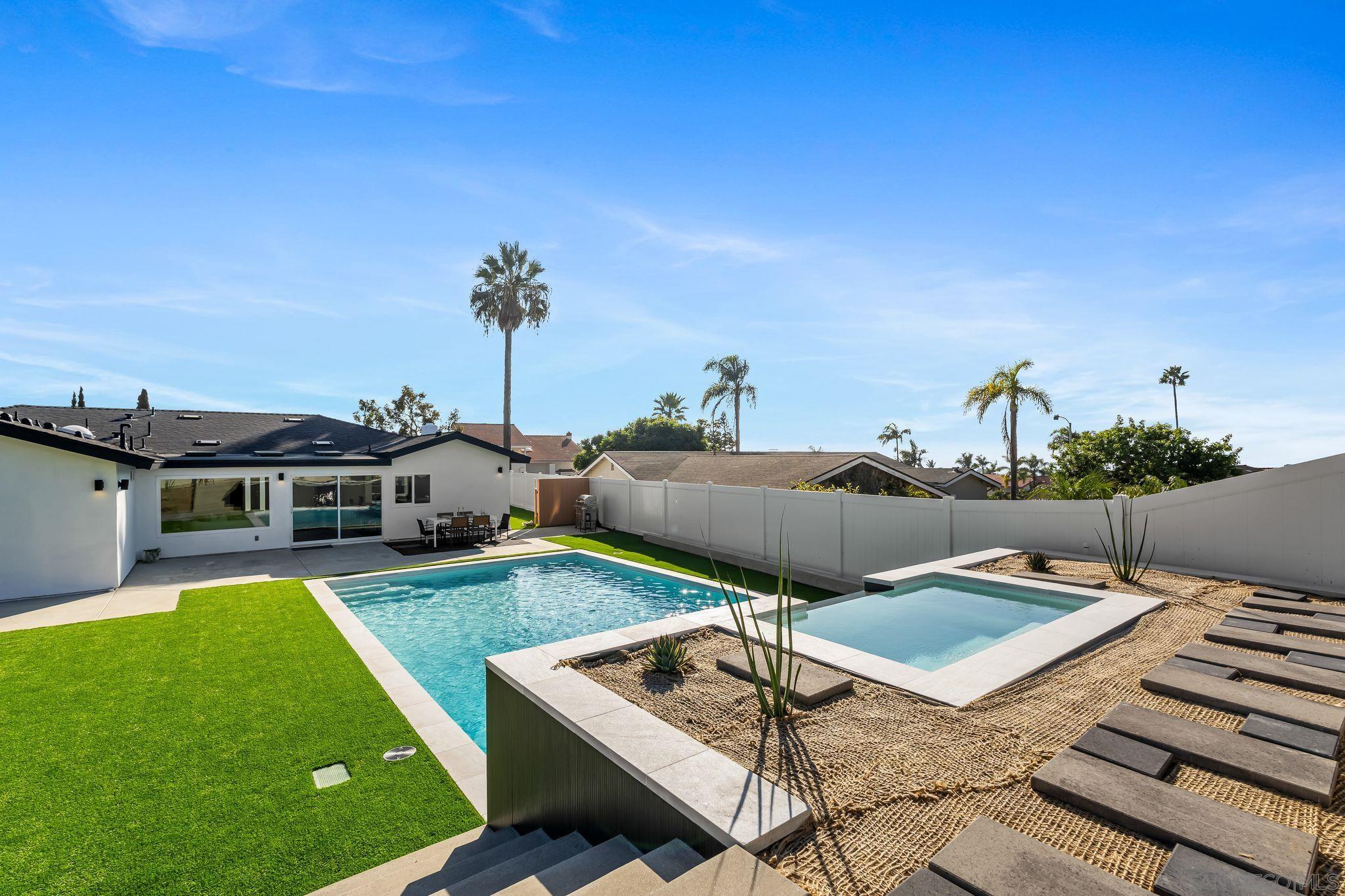 Detail Gallery Image 17 of 33 For 1110  Sea Village Dr, Cardiff By The Sea,  CA 92007 - 5 Beds | 3 Baths