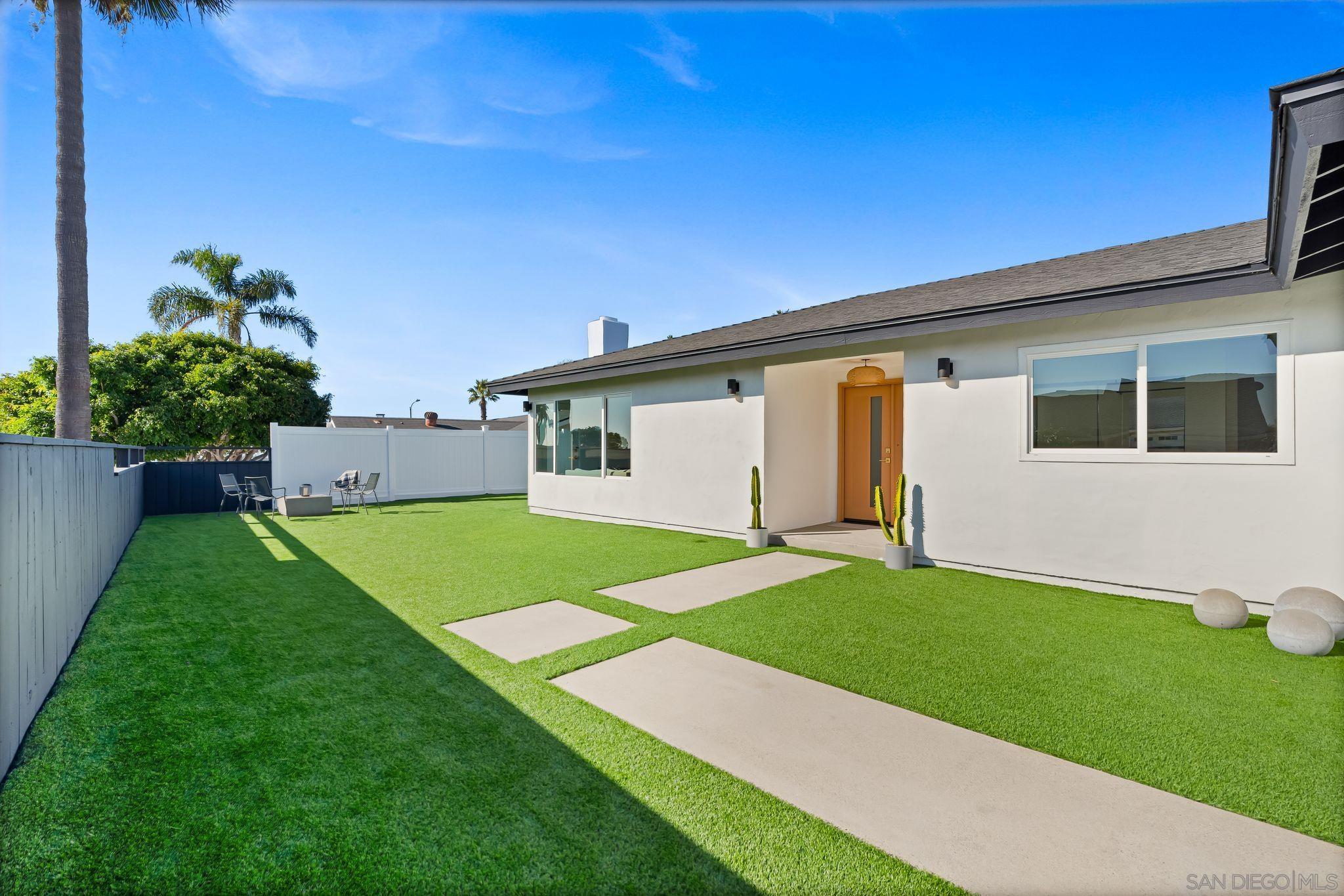 Detail Gallery Image 8 of 33 For 1110  Sea Village Dr, Cardiff By The Sea,  CA 92007 - 5 Beds | 3 Baths