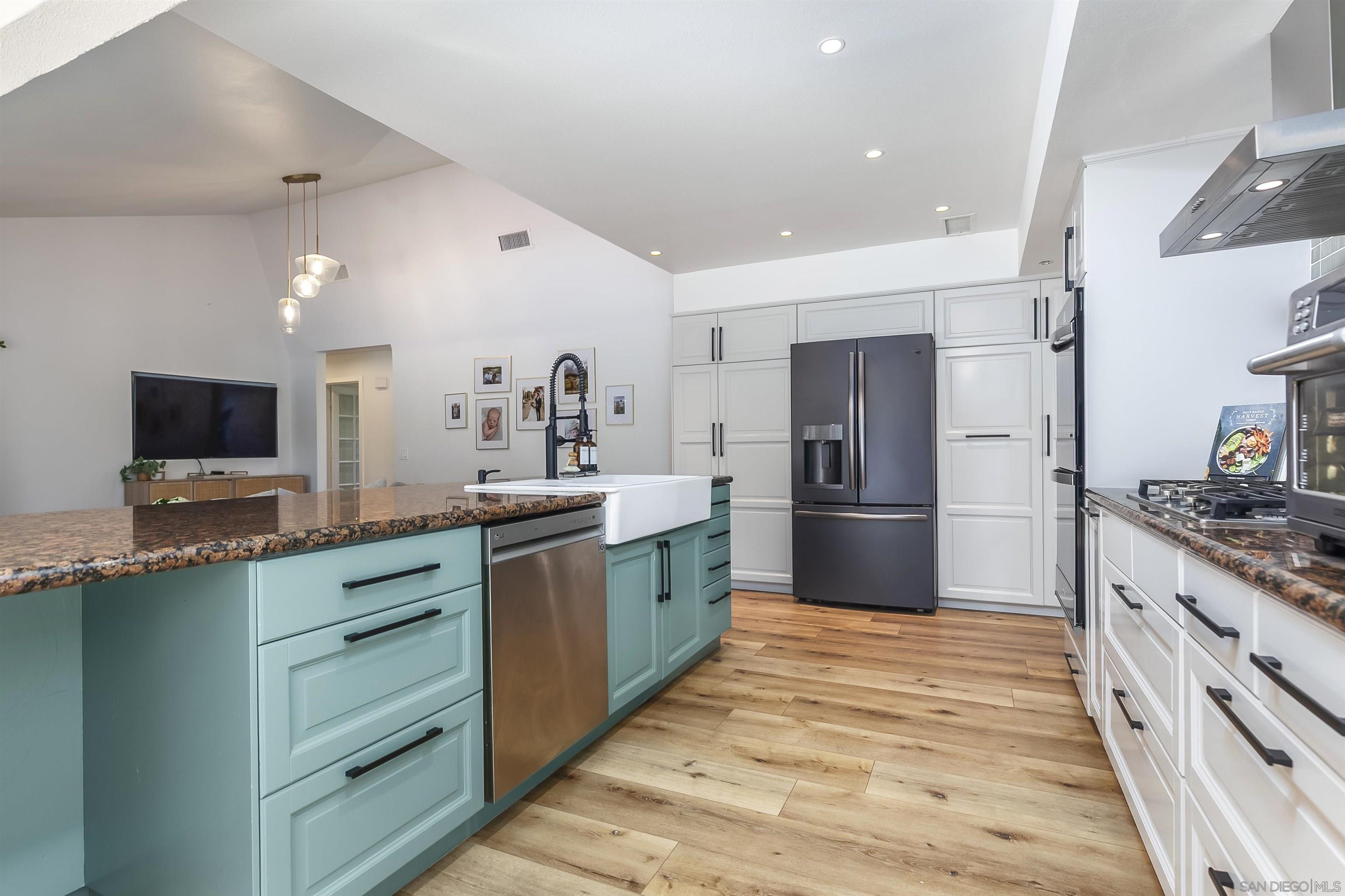 Detail Gallery Image 19 of 46 For 6641  Murray Park Dr, San Diego,  CA 92120 - 5 Beds | 2/1 Baths