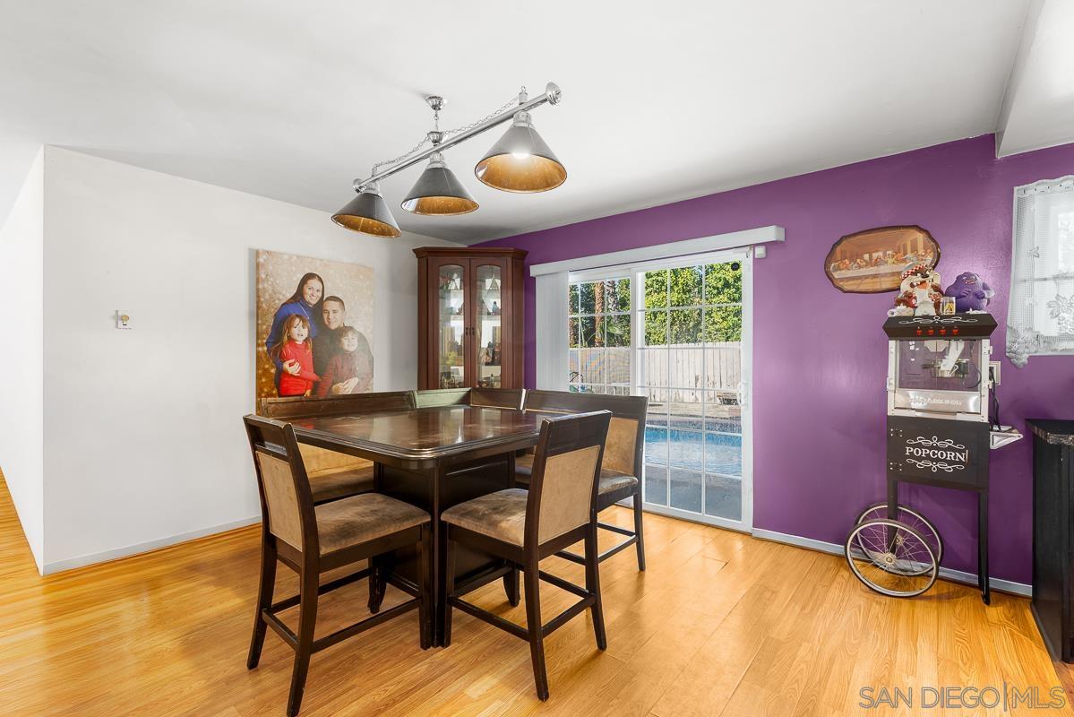 Detail Gallery Image 4 of 11 For 595  Copper Dr., Vista,  CA 92083 - 5 Beds | 2/1 Baths