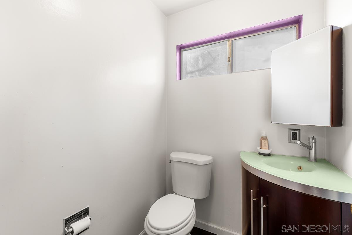 Detail Gallery Image 7 of 11 For 595  Copper Dr., Vista,  CA 92083 - 5 Beds | 2/1 Baths