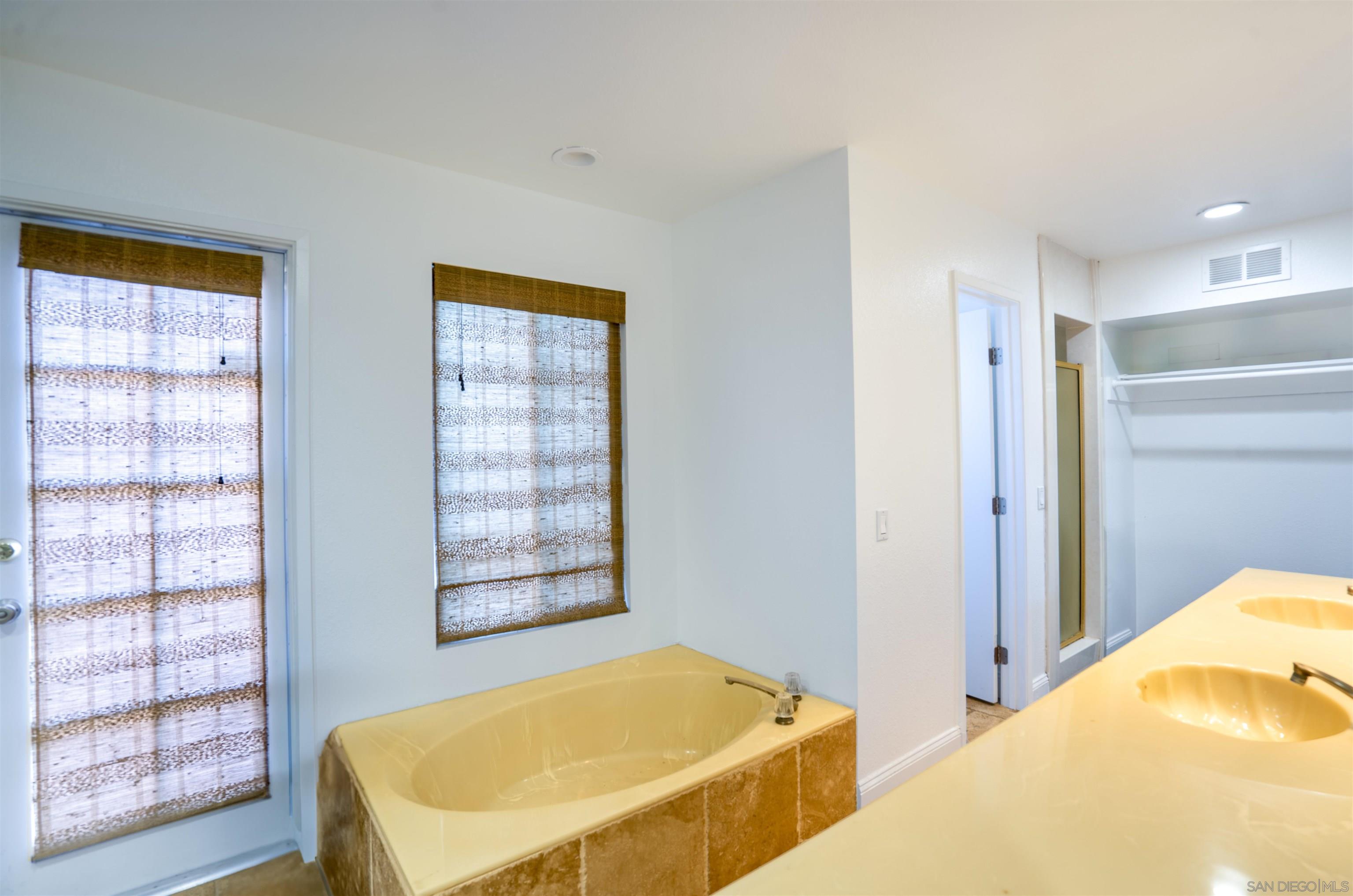 Detail Gallery Image 12 of 35 For 1116  Circle Dr, Escondido,  CA 92025 - 4 Beds | 3 Baths