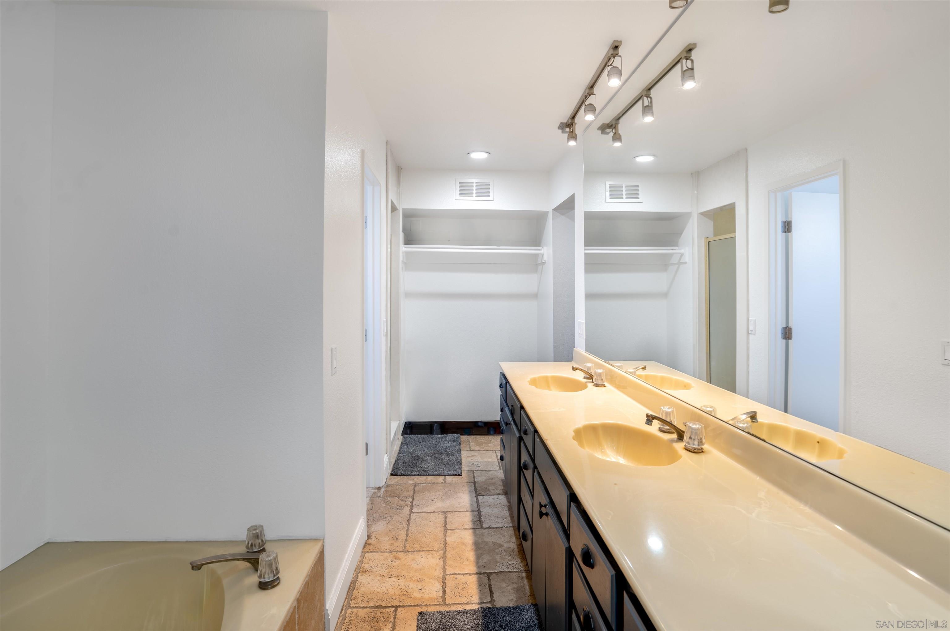 Detail Gallery Image 13 of 35 For 1116  Circle Dr, Escondido,  CA 92025 - 4 Beds | 3 Baths