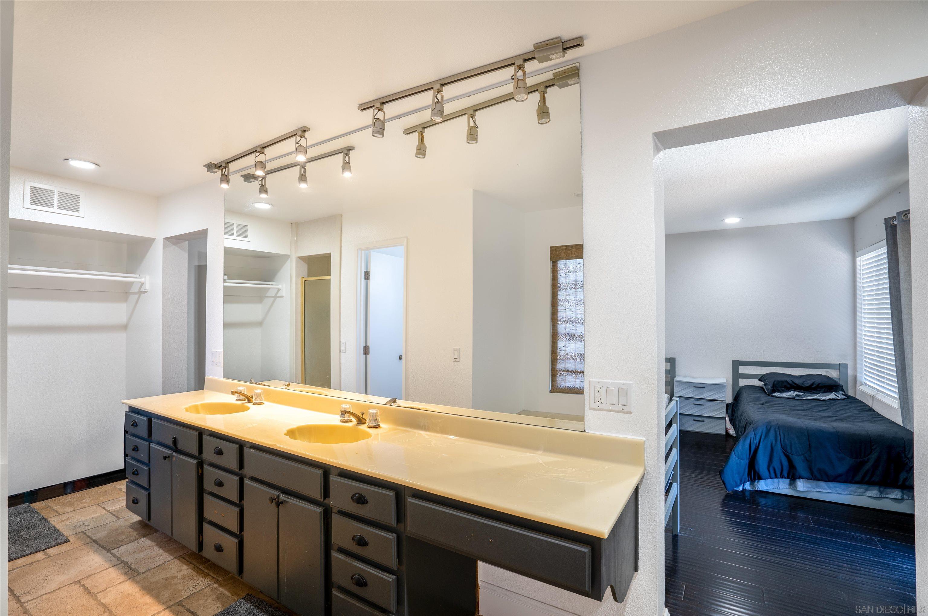 Detail Gallery Image 14 of 35 For 1116  Circle Dr, Escondido,  CA 92025 - 4 Beds | 3 Baths