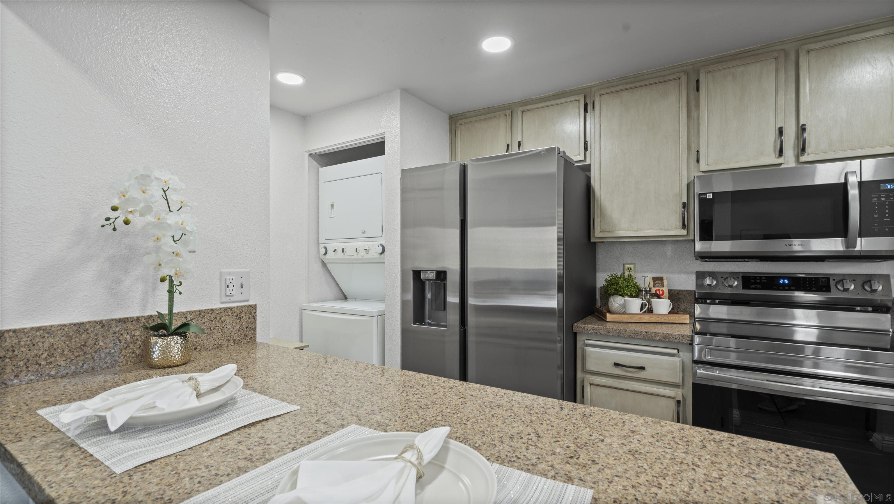 Detail Gallery Image 5 of 30 For 3633  Avocado Village Ct  # 140,  La Mesa,  CA 91941 - 2 Beds | 1 Baths
