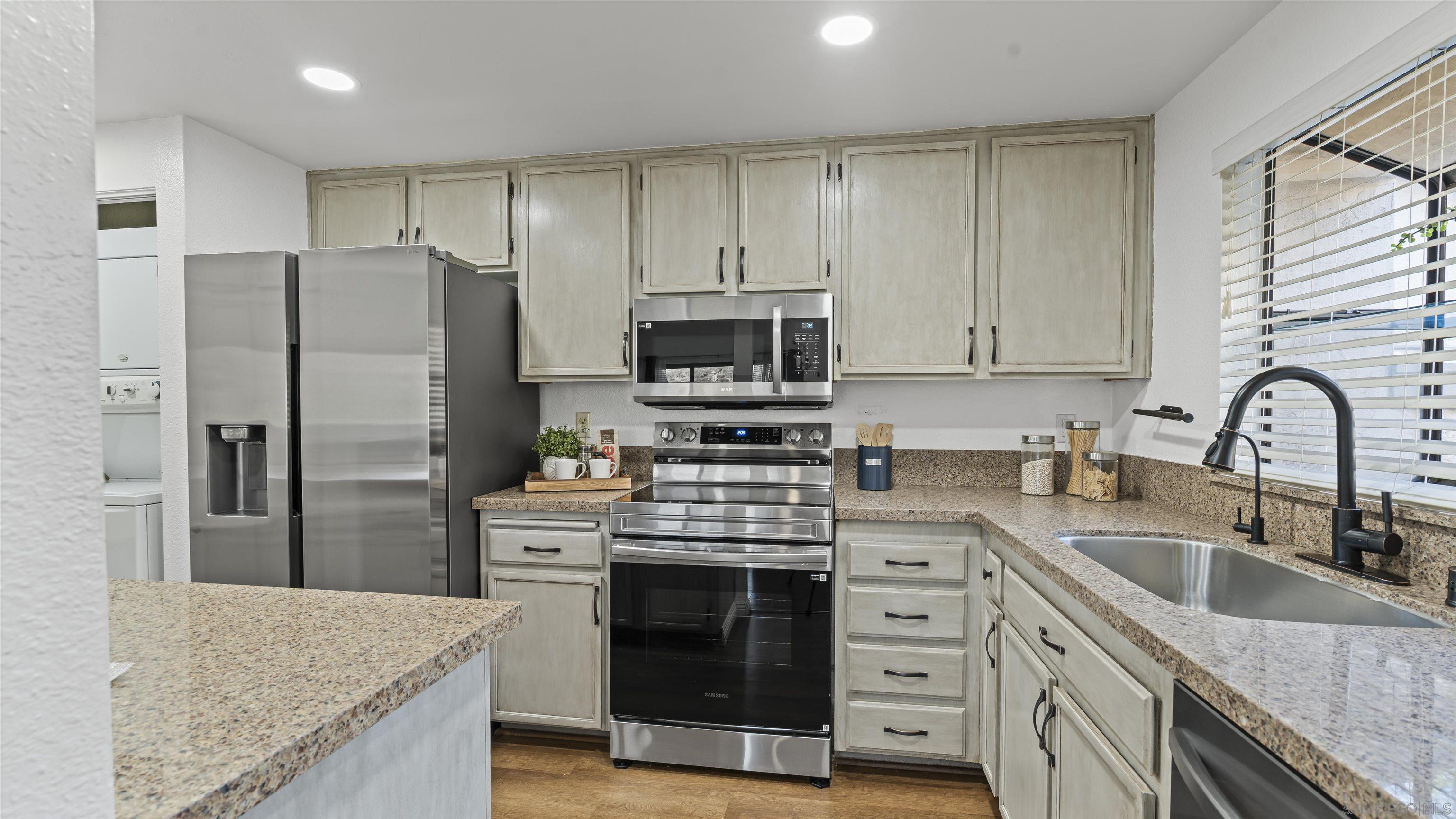 Detail Gallery Image 7 of 30 For 3633  Avocado Village Ct  # 140,  La Mesa,  CA 91941 - 2 Beds | 1 Baths