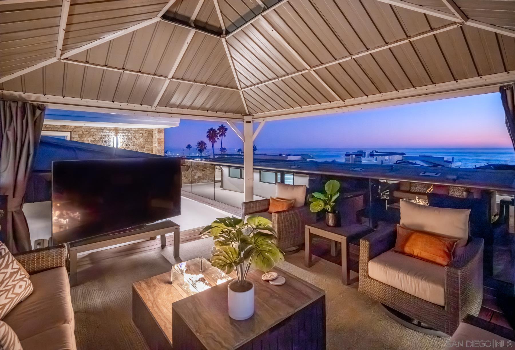 Detail Gallery Image 4 of 32 For 187  Cherry Ave, Carlsbad,  CA 92008 - 4 Beds | 4/2 Baths