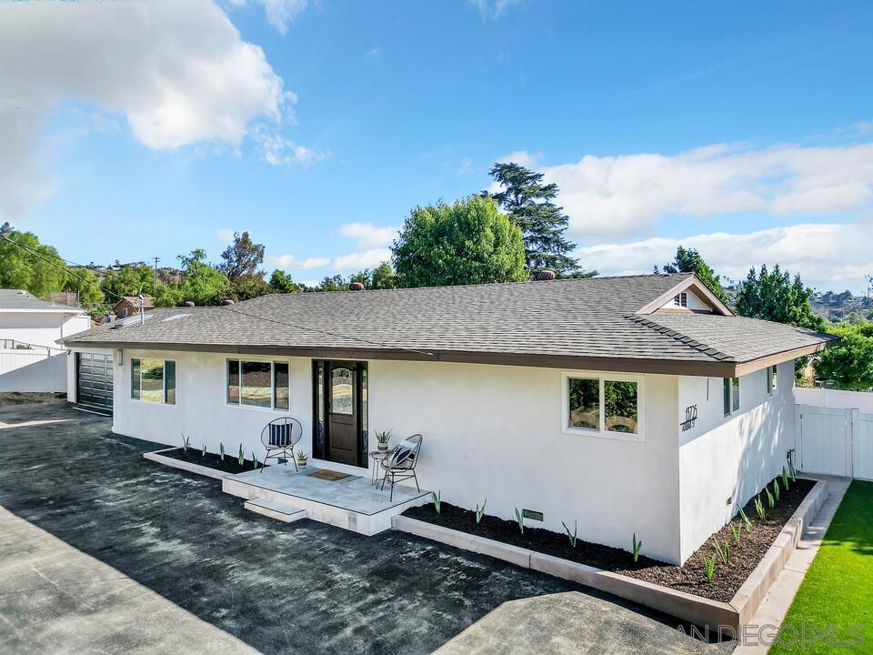 Detail Gallery Image 2 of 53 For 13725  Adrian St, Poway,  CA 92064 - 4 Beds | 2 Baths