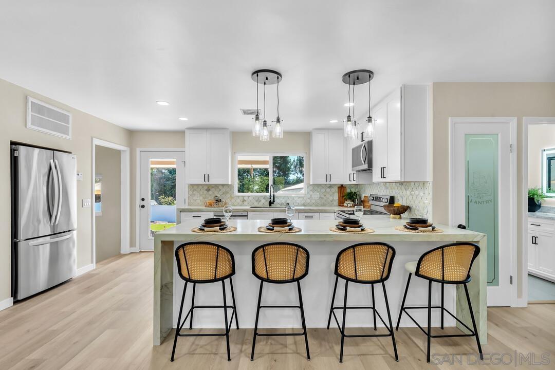 Detail Gallery Image 8 of 53 For 13725  Adrian St, Poway,  CA 92064 - 4 Beds | 2 Baths