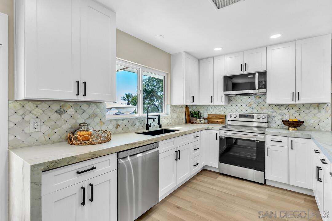 Detail Gallery Image 9 of 53 For 13725  Adrian St, Poway,  CA 92064 - 4 Beds | 2 Baths