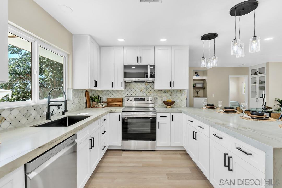 Detail Gallery Image 10 of 53 For 13725  Adrian St, Poway,  CA 92064 - 4 Beds | 2 Baths