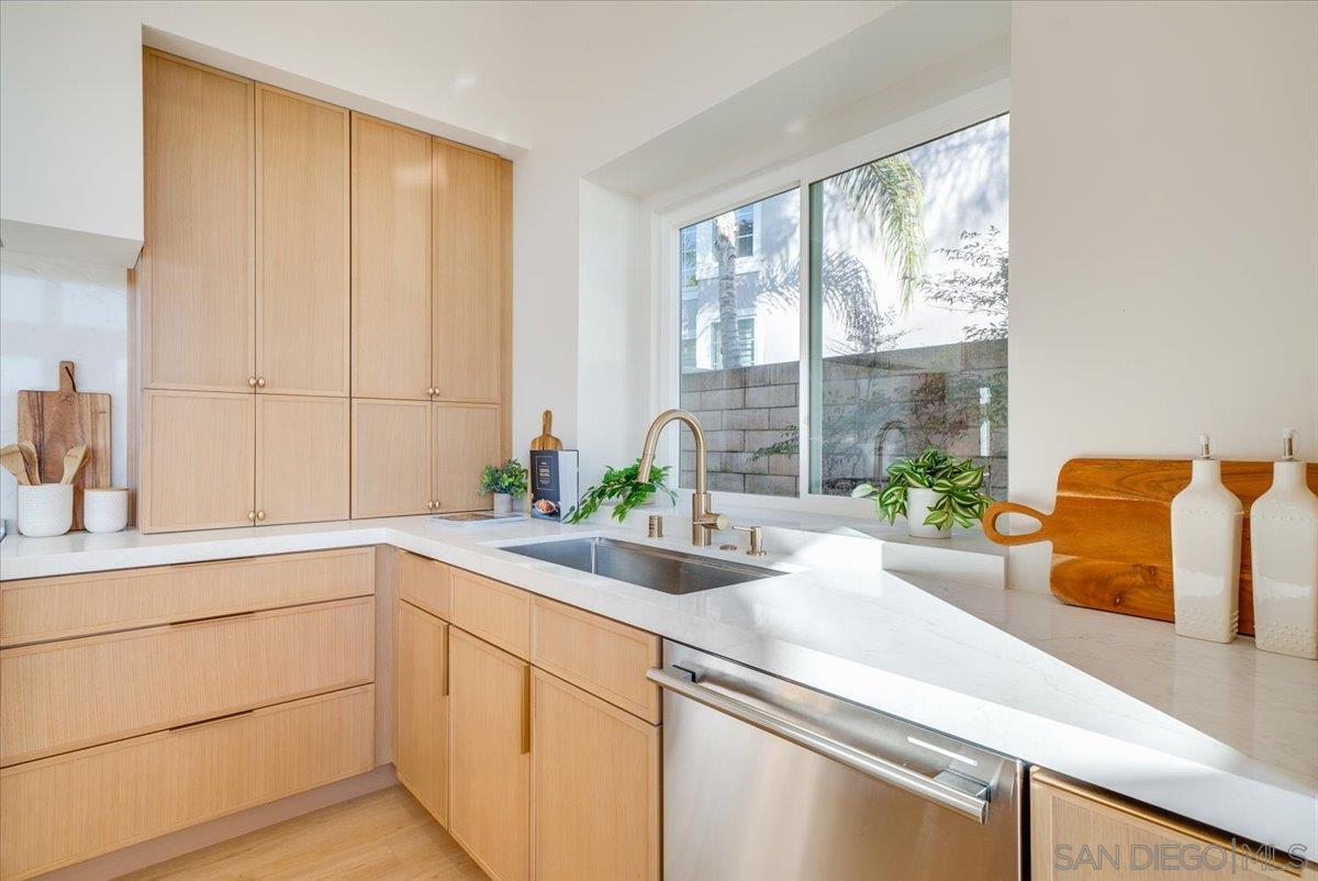 Detail Gallery Image 16 of 65 For 1736  Blackbird Cir, Carlsbad,  CA 92011 - 4 Beds | 3 Baths