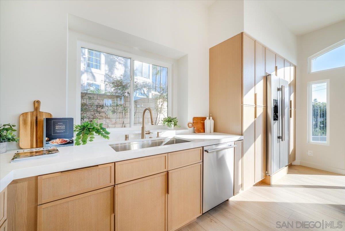 Detail Gallery Image 17 of 65 For 1736  Blackbird Cir, Carlsbad,  CA 92011 - 4 Beds | 3 Baths