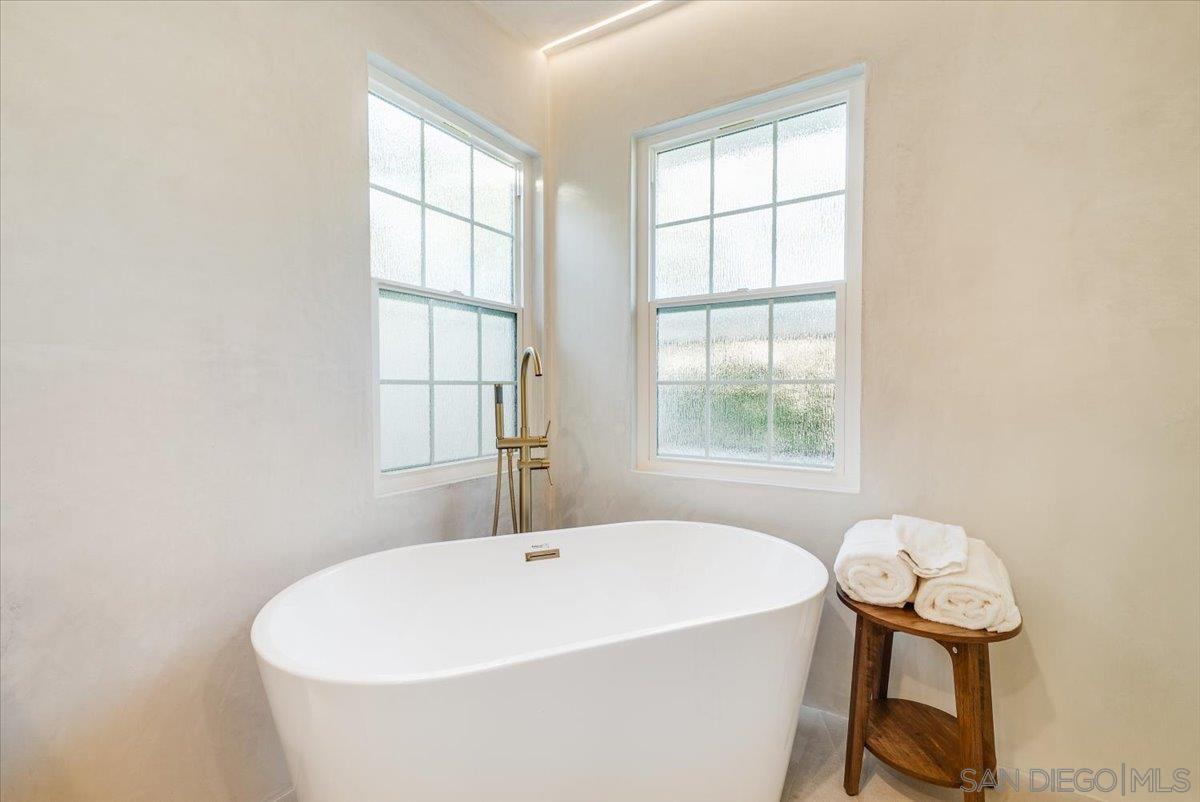 Detail Gallery Image 24 of 65 For 1736  Blackbird Cir, Carlsbad,  CA 92011 - 4 Beds | 3 Baths