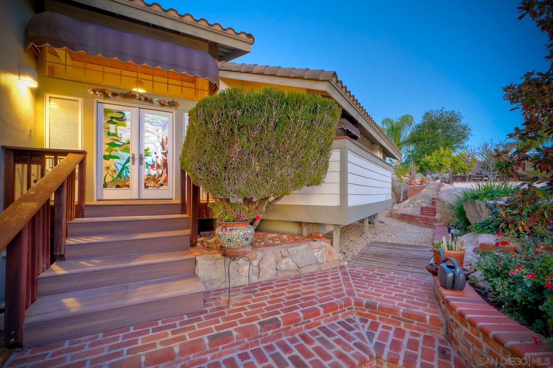 Detail Gallery Image 10 of 67 For 2848  Sunset Hills, Escondido,  CA 92025 - 4 Beds | 2/1 Baths