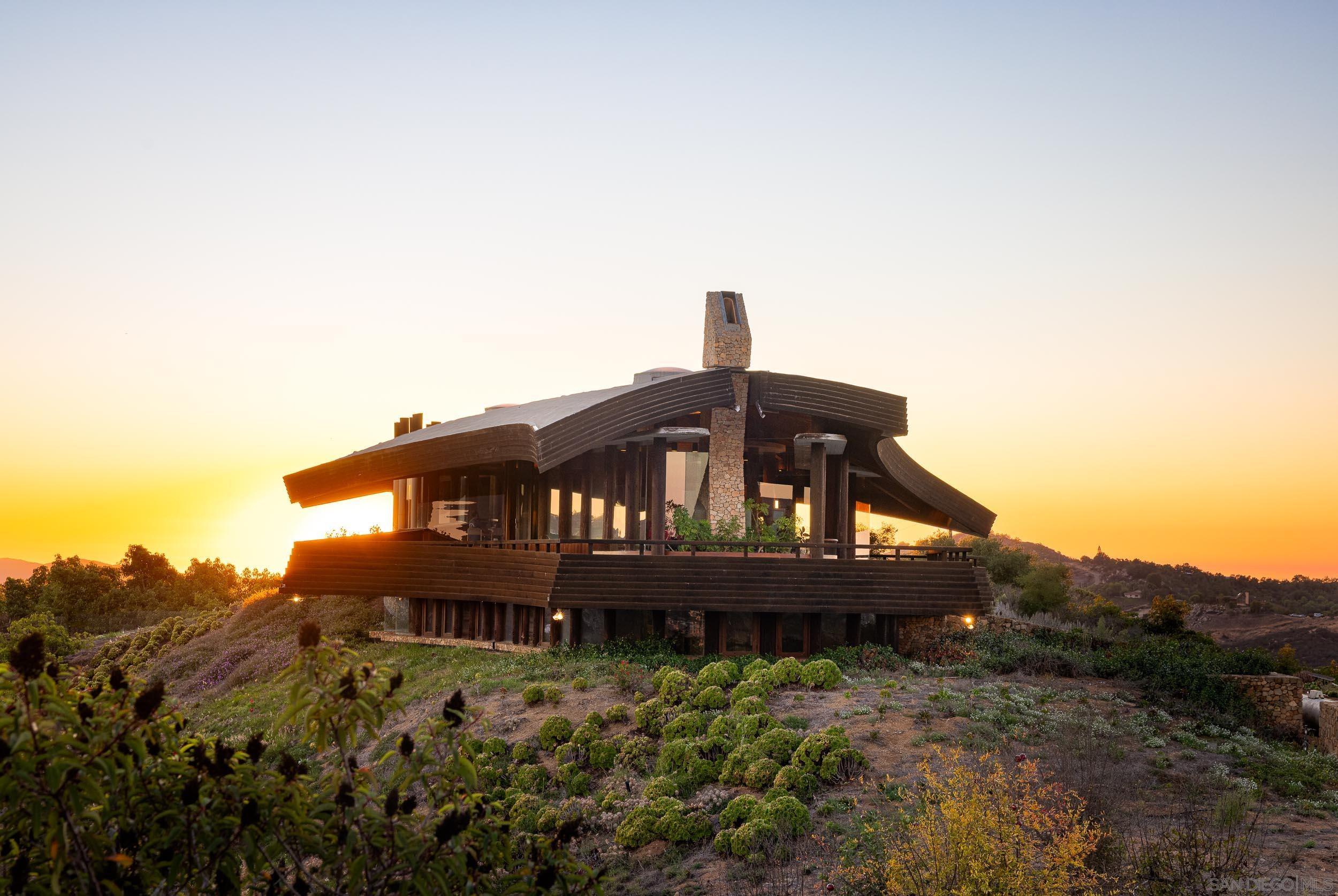 Detail Gallery Image 2 of 38 For 10650  Old Castle Road, Valley Center,  CA 92082 - 5 Beds | 3/1 Baths