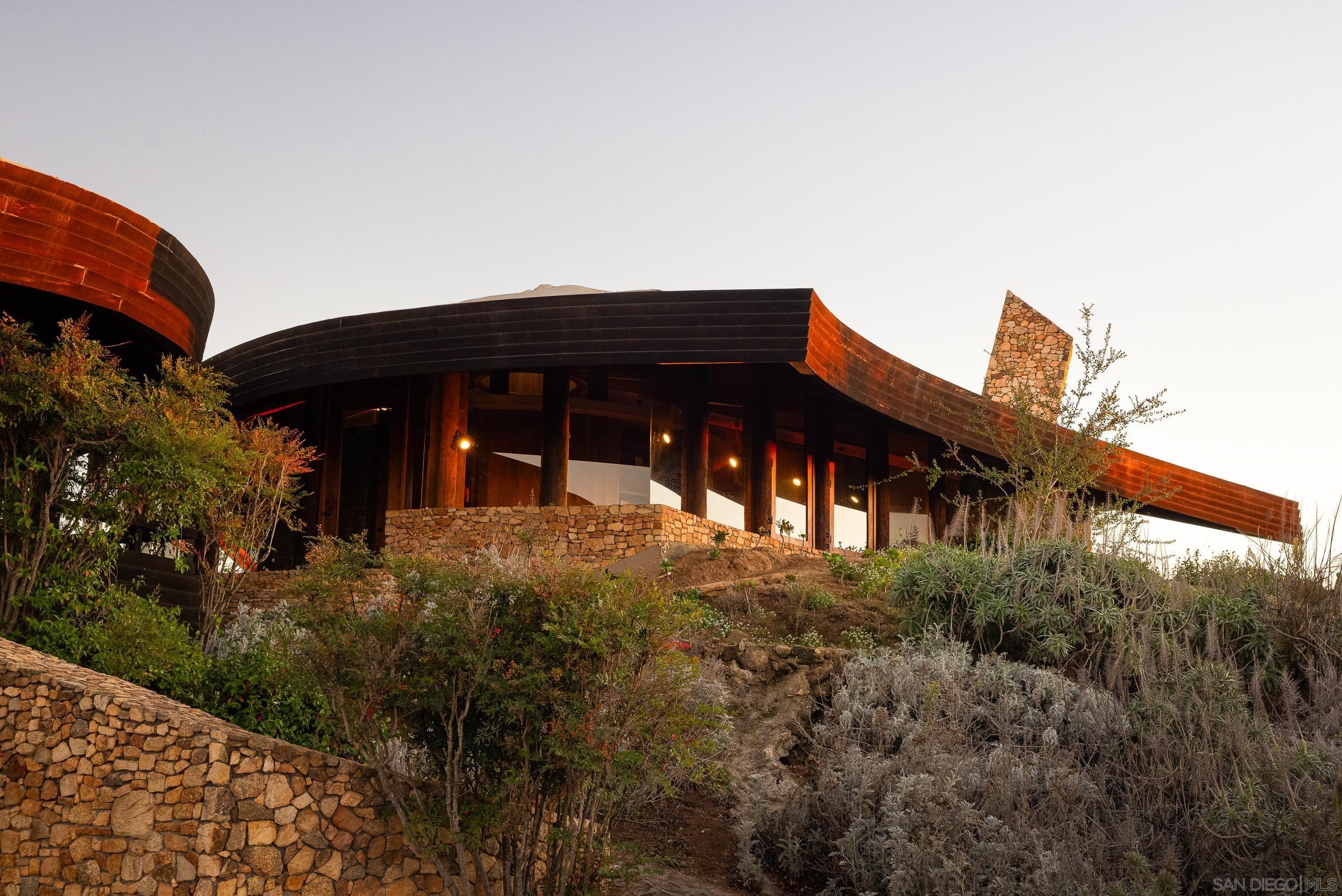 Detail Gallery Image 4 of 38 For 10650  Old Castle Road, Valley Center,  CA 92082 - 5 Beds | 3/1 Baths