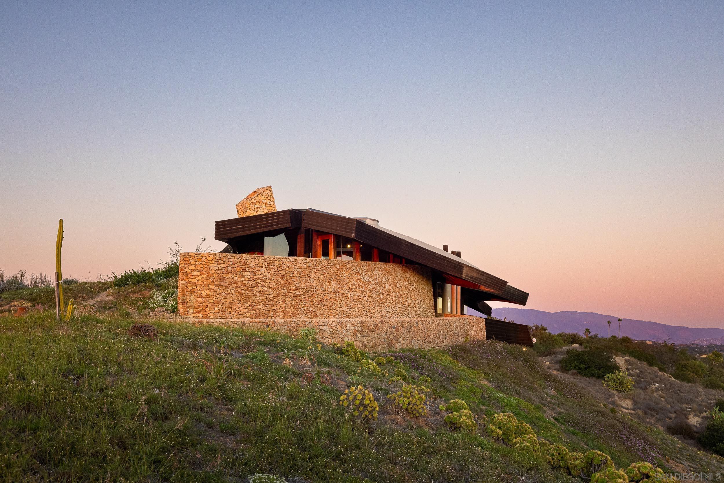 Detail Gallery Image 5 of 38 For 10650  Old Castle Road, Valley Center,  CA 92082 - 5 Beds | 3/1 Baths