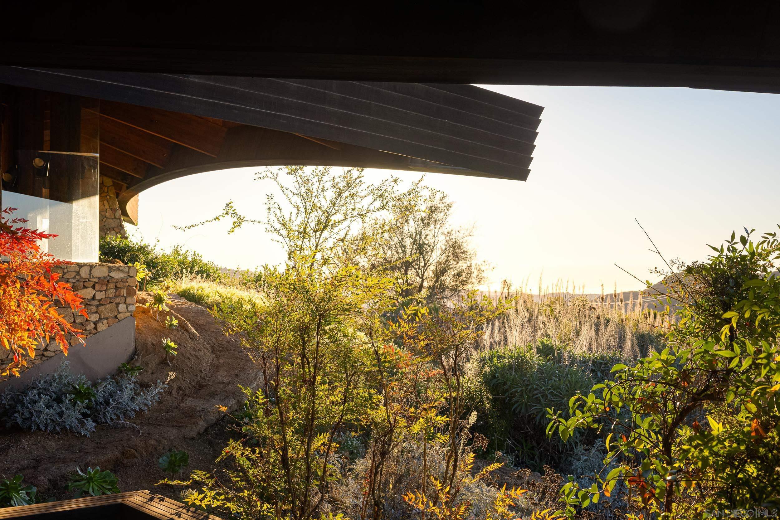 Detail Gallery Image 8 of 38 For 10650  Old Castle Road, Valley Center,  CA 92082 - 5 Beds | 3/1 Baths