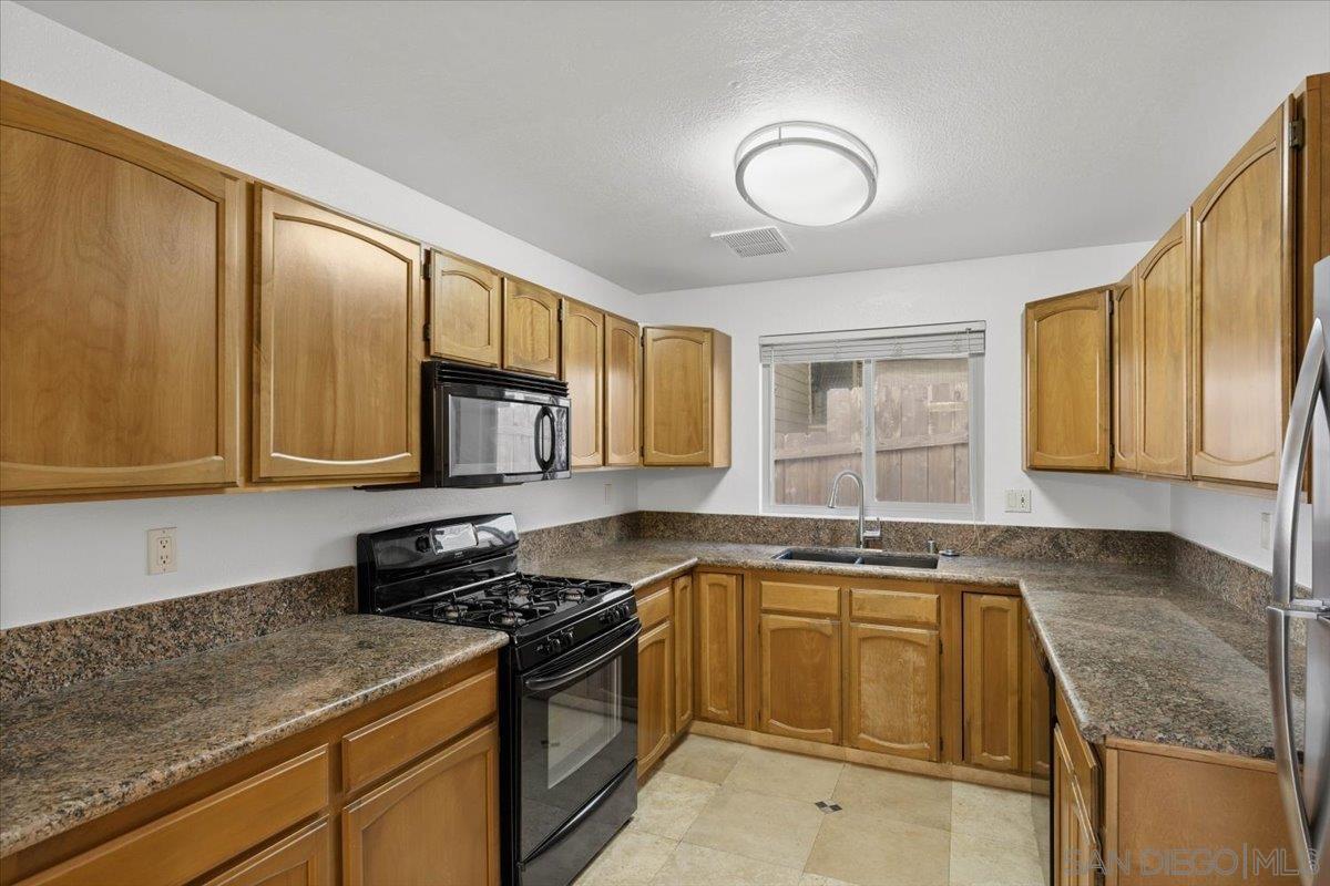 Detail Gallery Image 4 of 20 For 3044  Oliphant St Unit a  a, San Diego,  CA 92106 - 2 Beds | 2 Baths