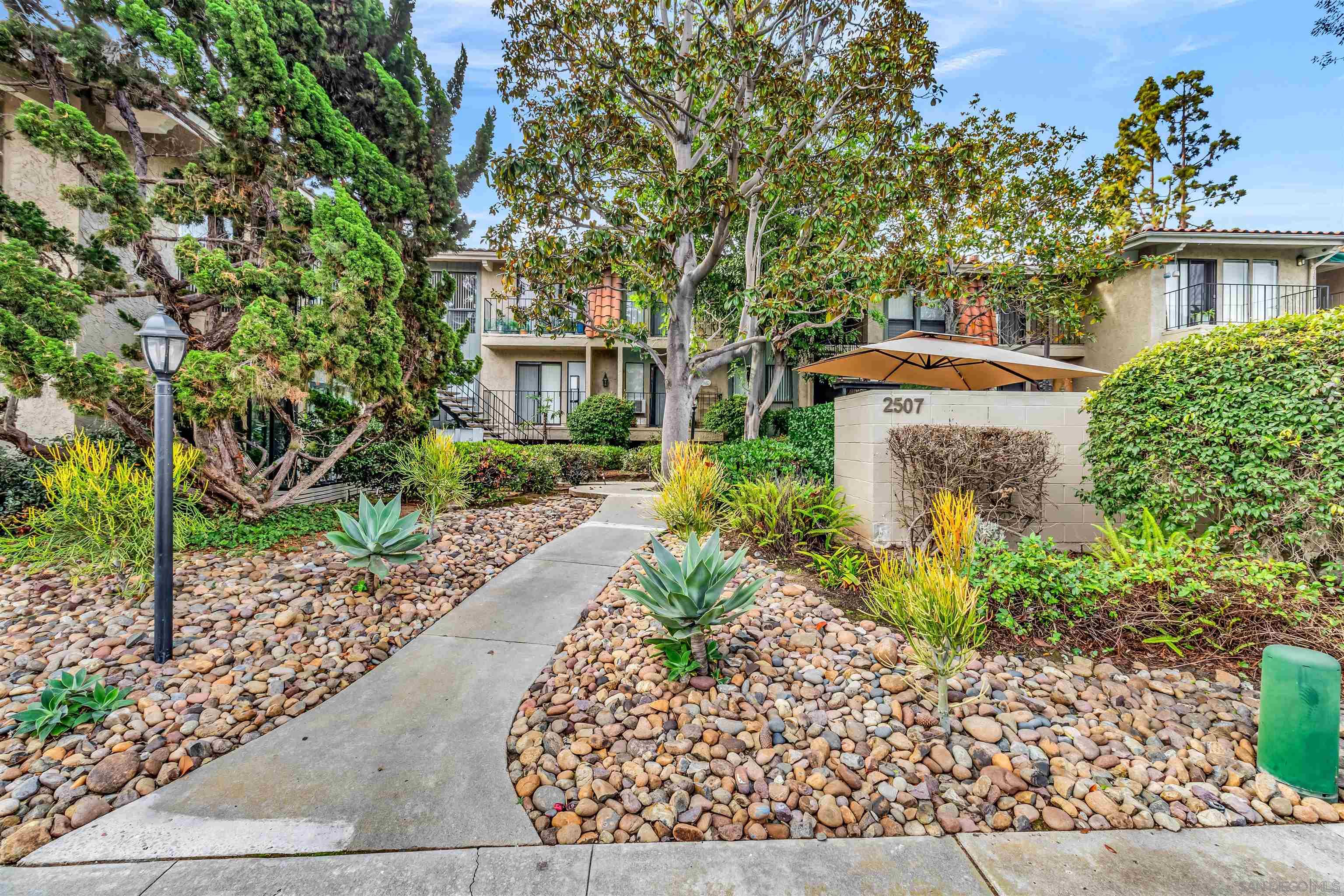 Detail Gallery Image 3 of 38 For 2507  Navarra Dr  #202,  Carlsbad,  CA 92009 - 2 Beds | 1 Baths