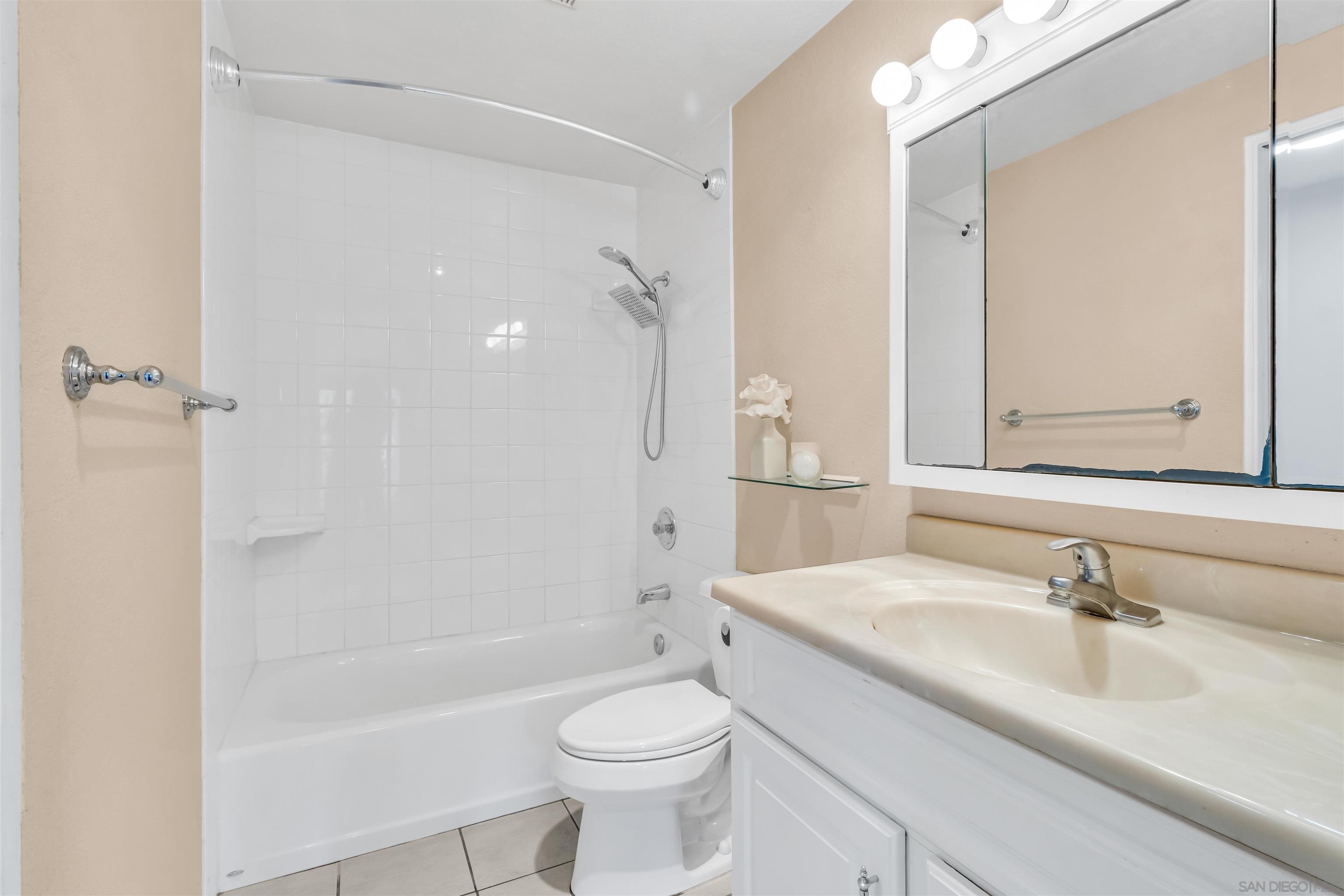 Detail Gallery Image 21 of 38 For 2507  Navarra Dr  #202,  Carlsbad,  CA 92009 - 2 Beds | 1 Baths